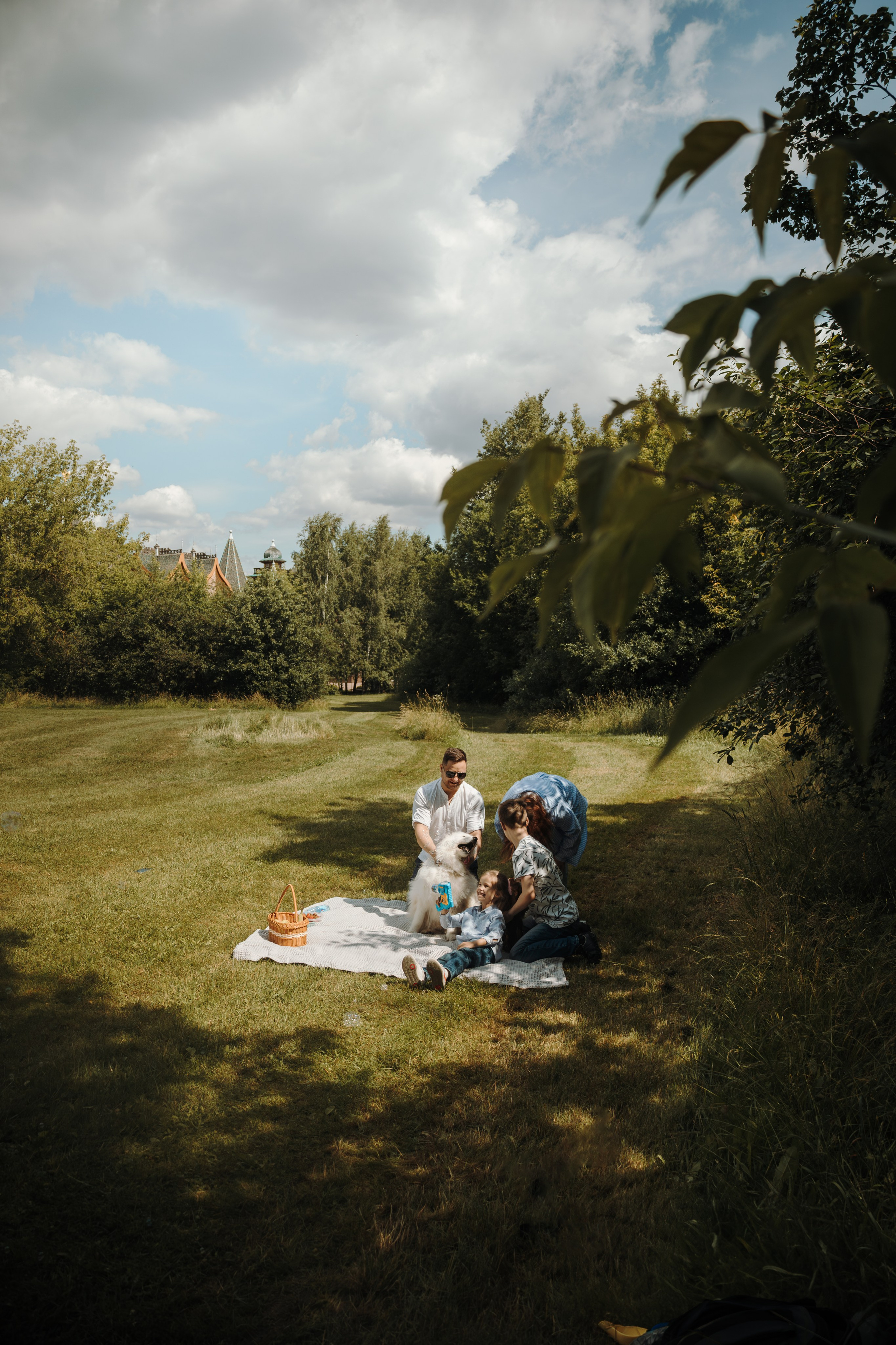 Семейная фотосессия с собаками в парке. Фотограф-анималист в Москве Екатерина Тихонова