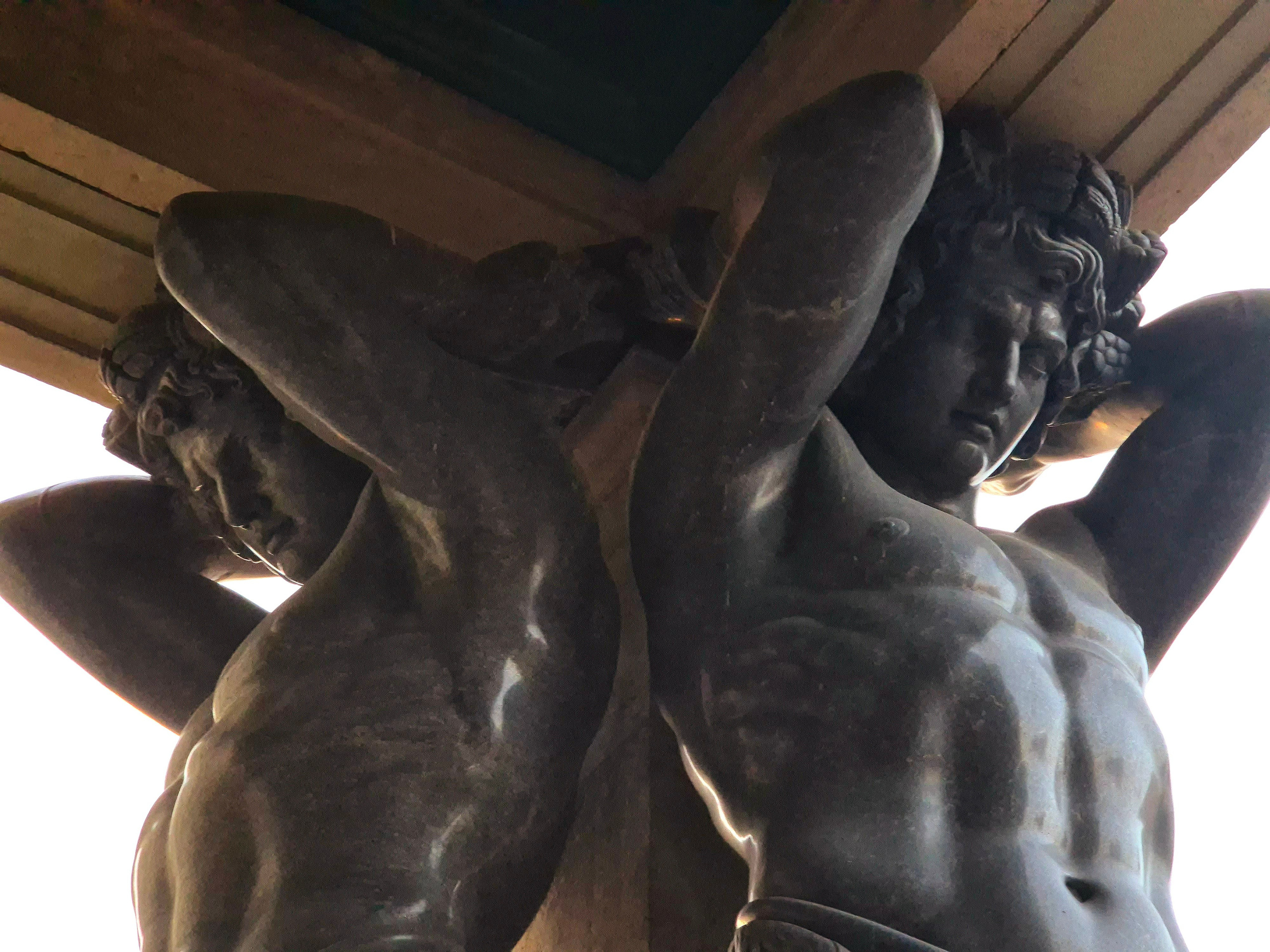 Атланты. Фрагмент верхний