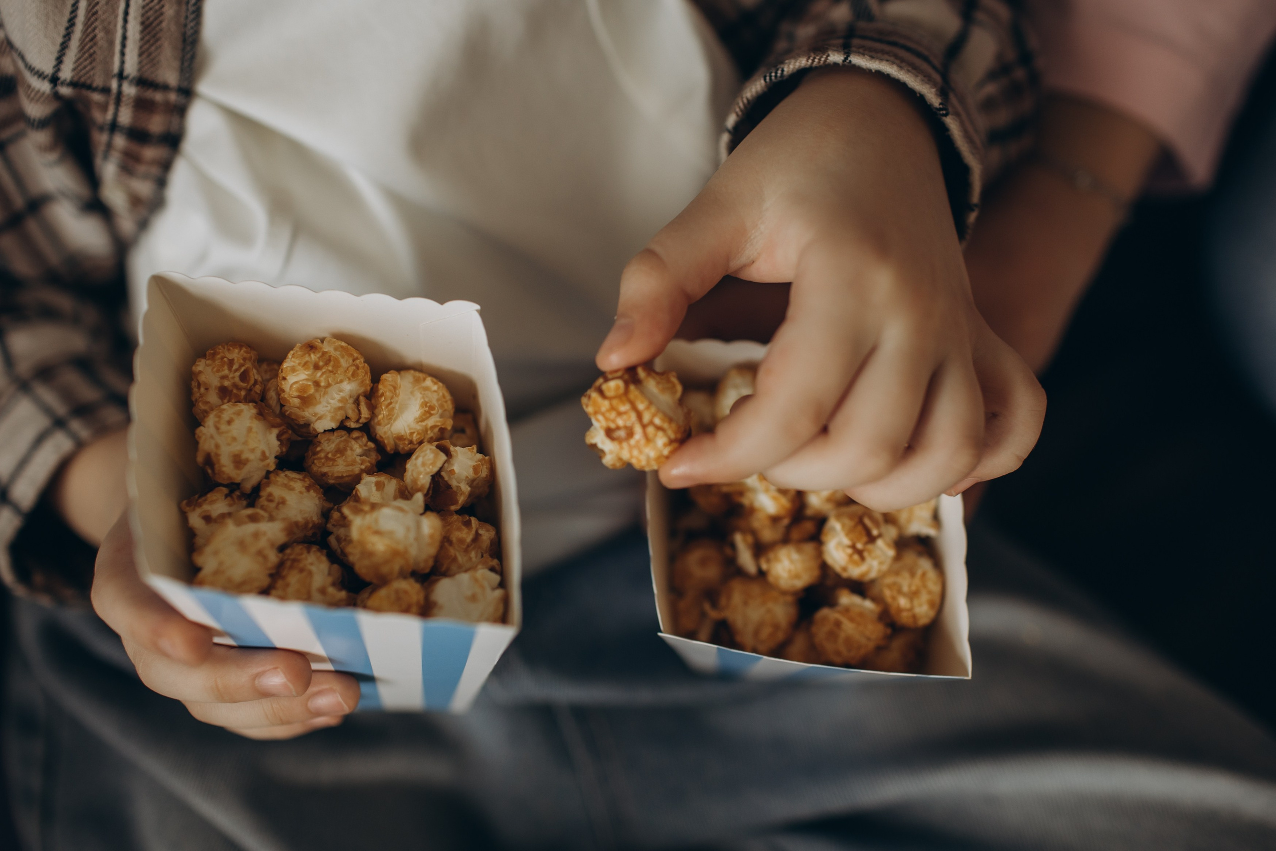 Фотосессия с попкорном фотосессия мама и сын. Фотограф Владимир Москва