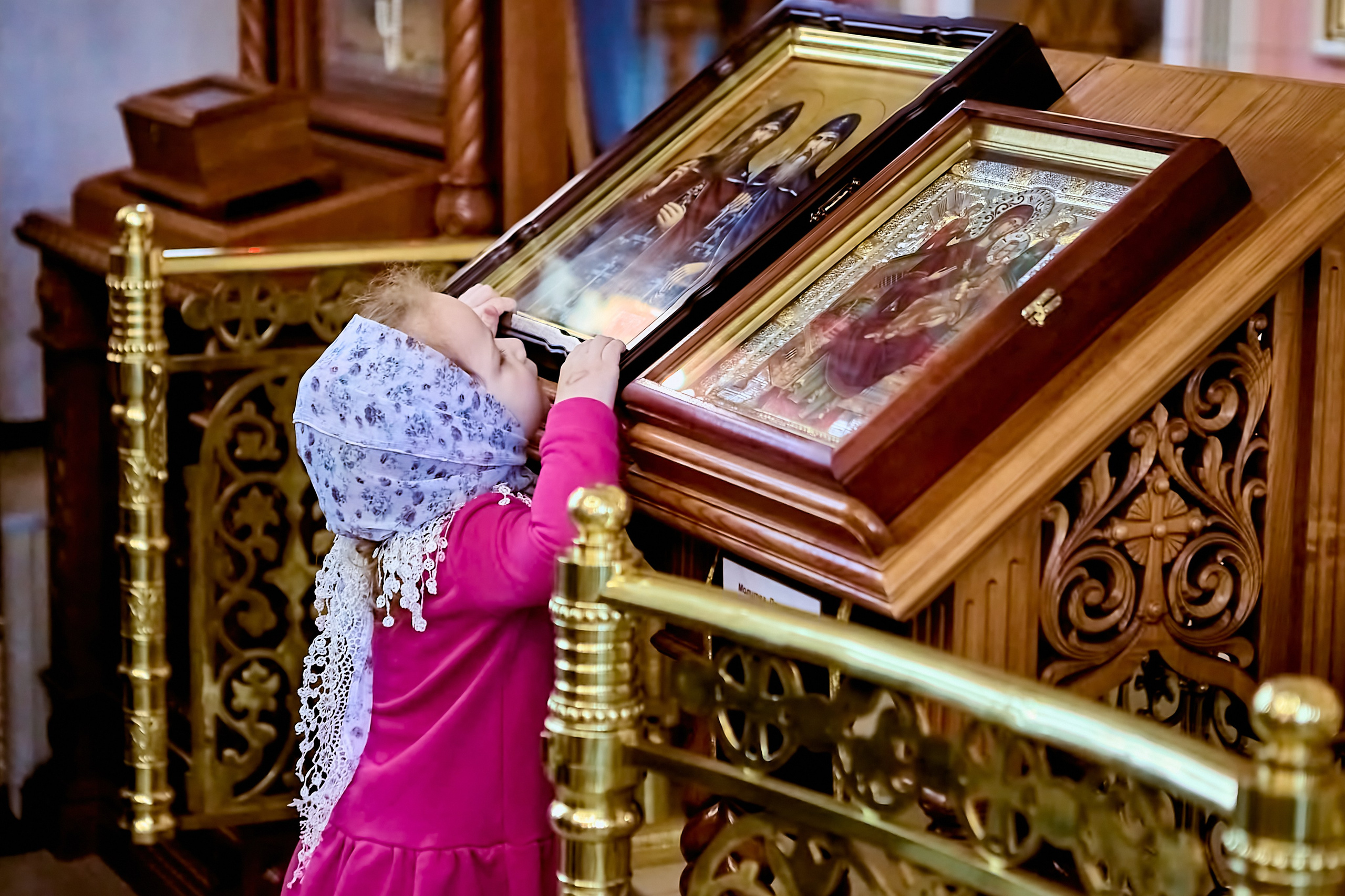 У иконы. Православный Фотограф Николай Голованов. Храм Прп. Серафима Саровского