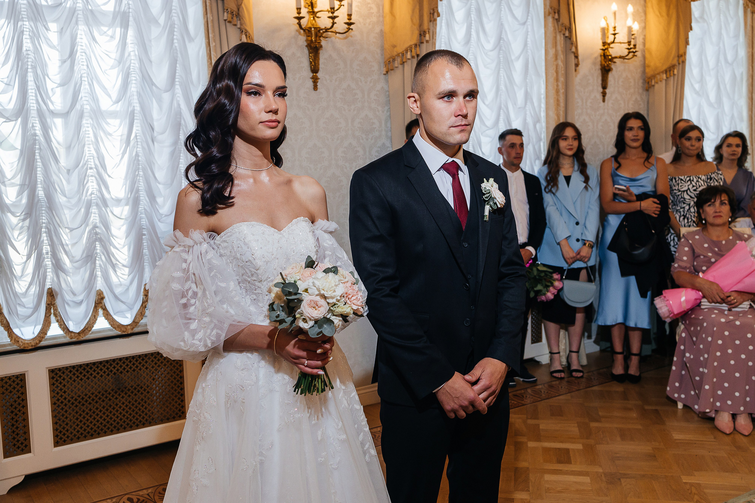 Волшебное утро невесты в номере отеля. Олег Сверчков | Свадебный фотограф Вологда