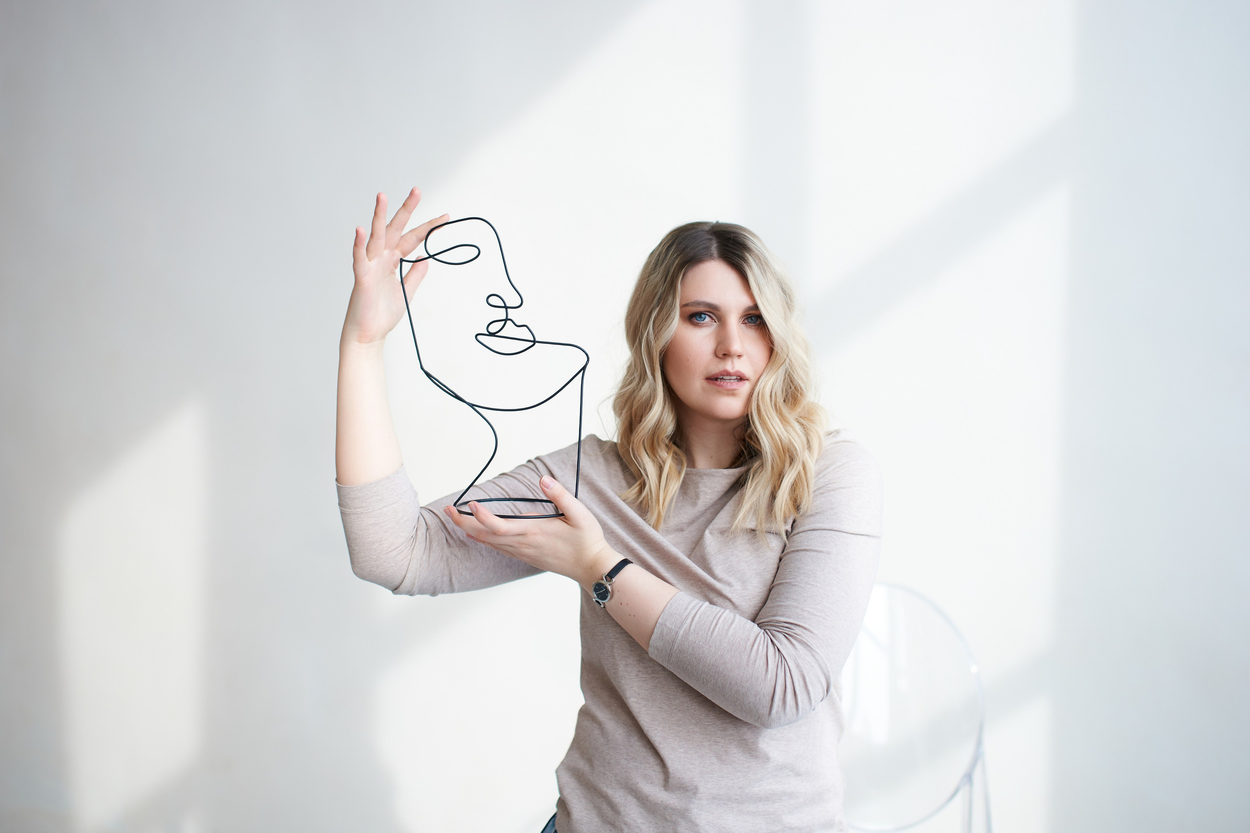 Портреты для Татьяны в студии с минималистичным дизайном. Репортажный и женский фотограф в Новосибирске