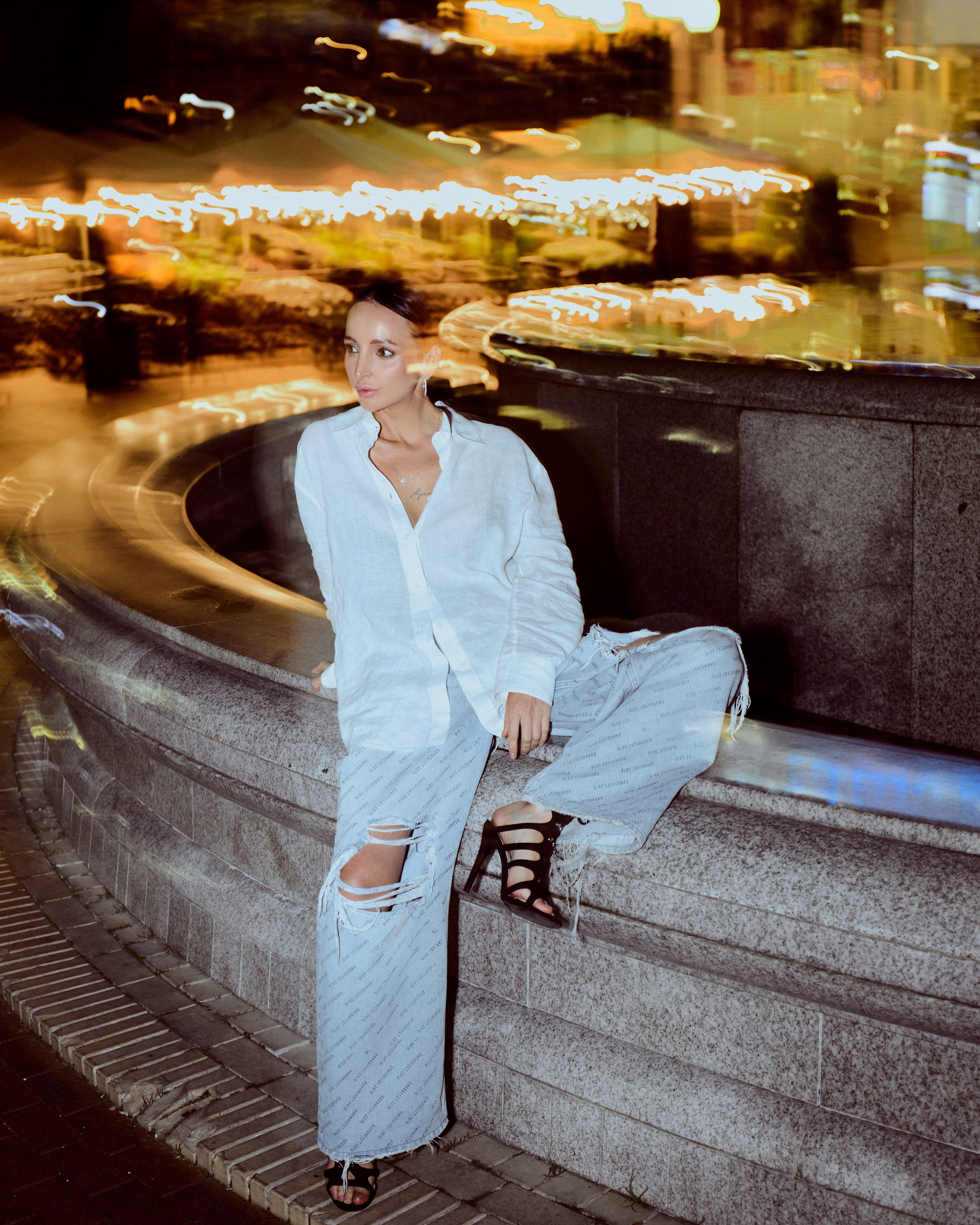 Ночная прогулочная съемка девушки женским фэшен фотографом Екатериной Врублевской в Калининграде на против ТЦ Плаза фонтаны