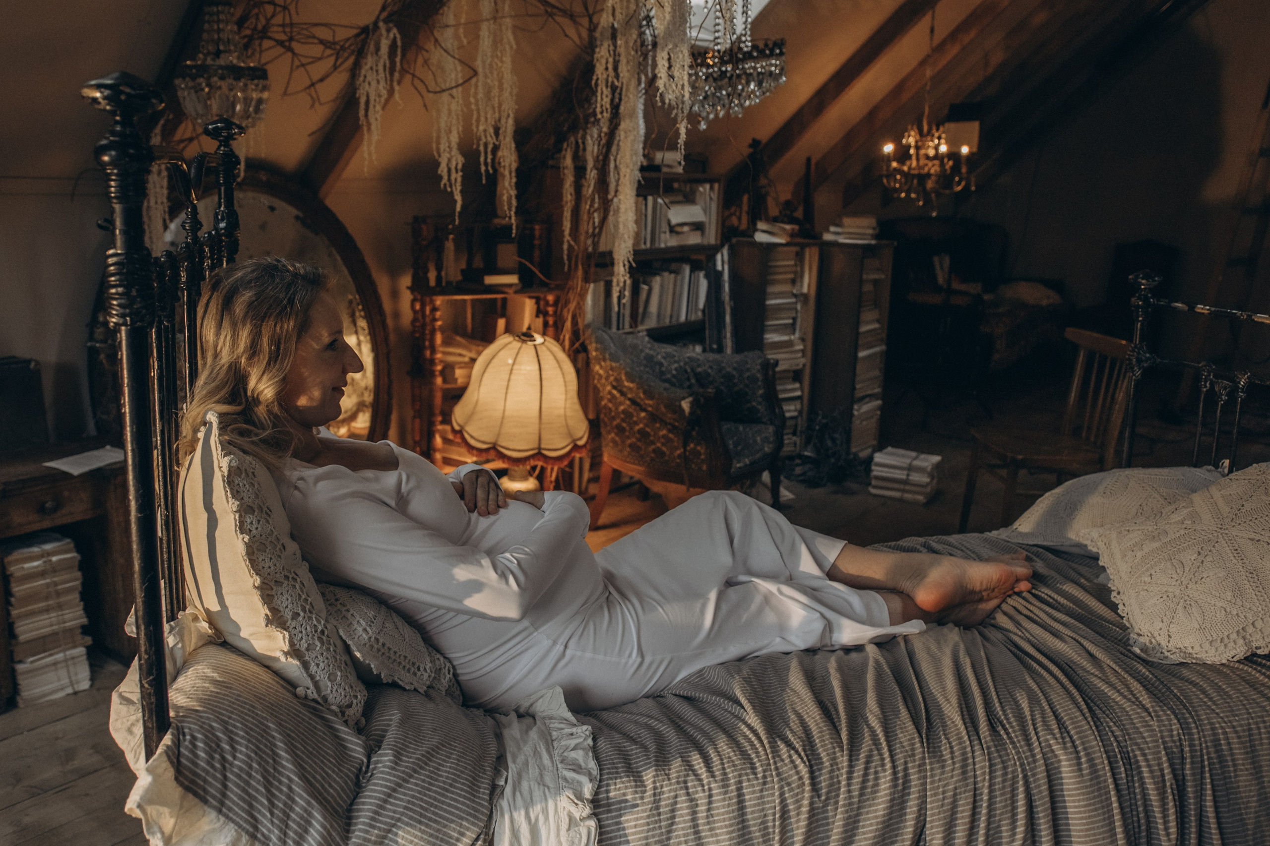 На заброшенном чердаке. Гаврилова Настя семейный фотограф lifestyle в Москве