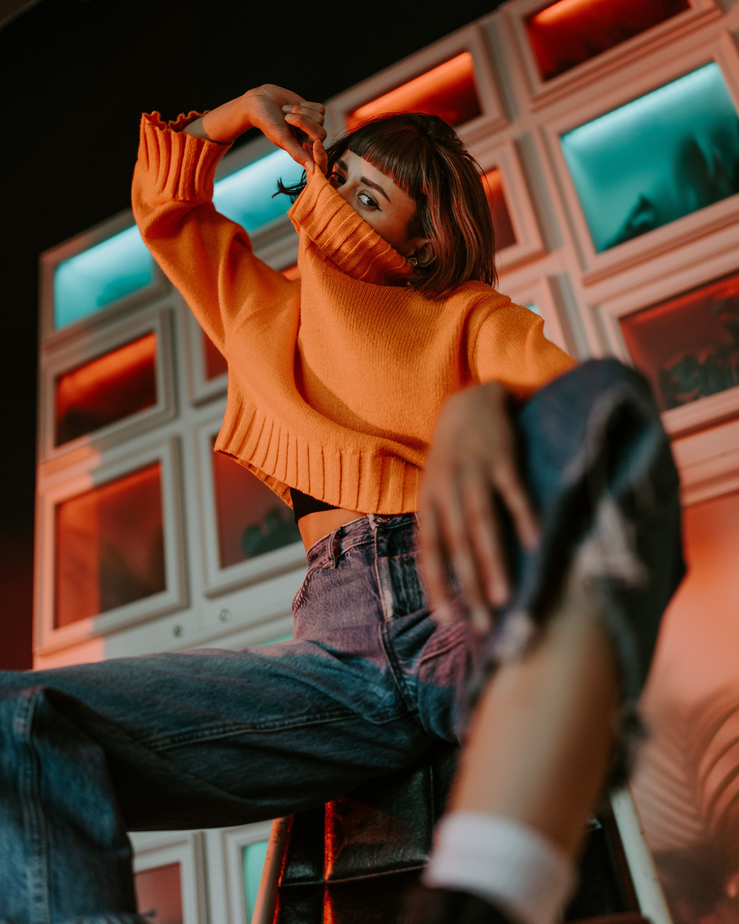 Фотомодель в окружении цветного освещения