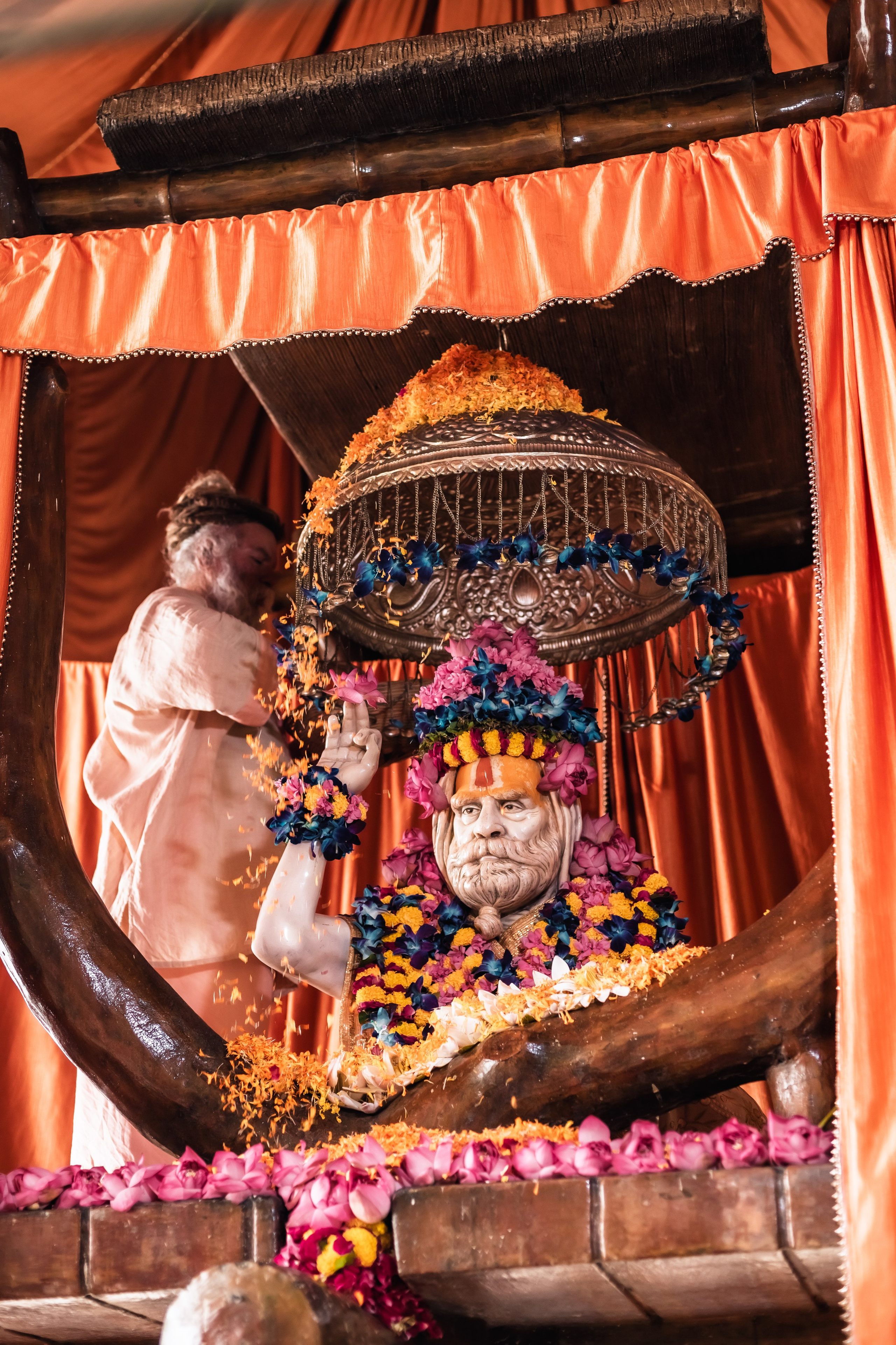 Abhisheka Devraha Baba on Sri Devdas ji maharaj bd. Mariam Bagdasaryan