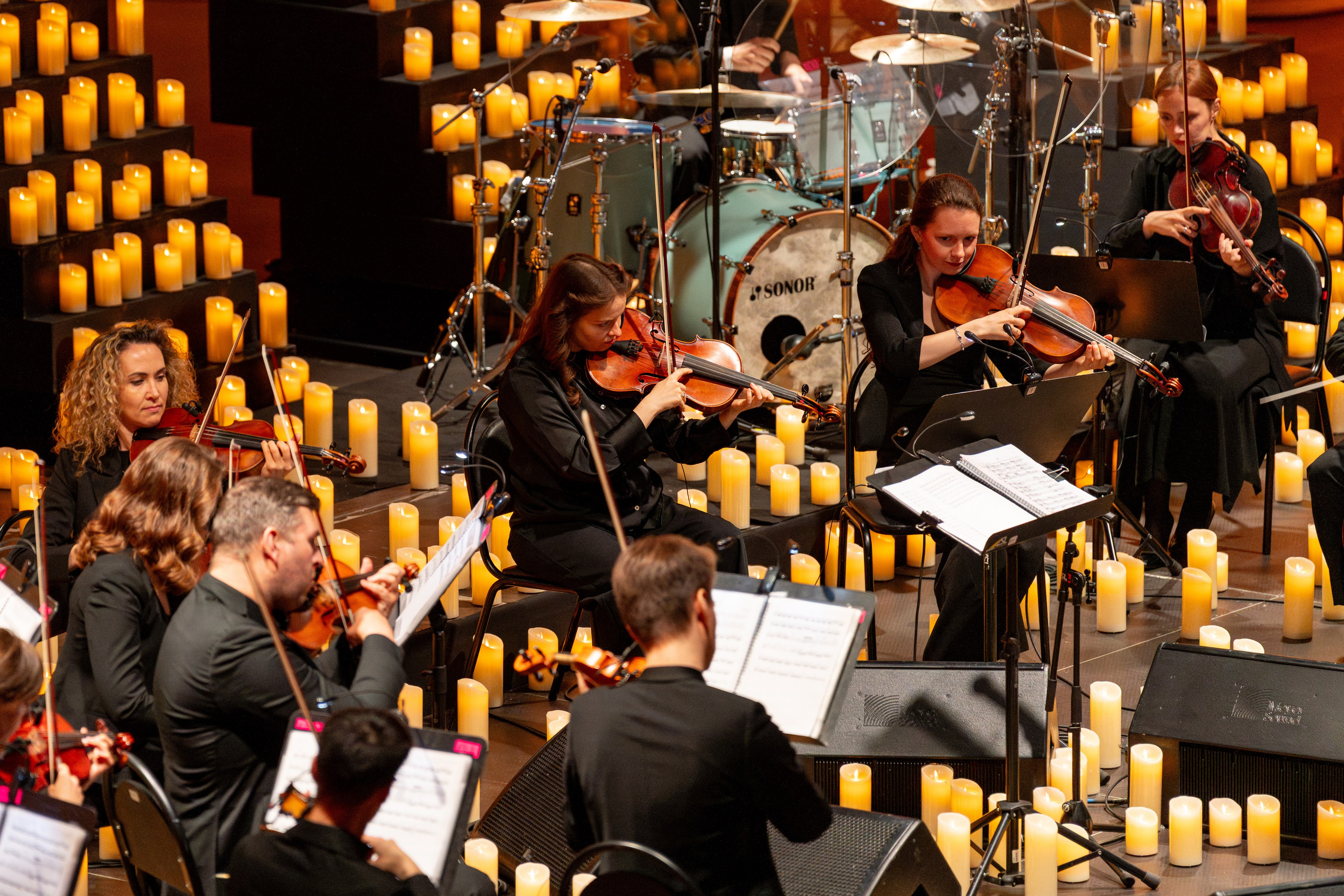 Симфонический оркестр Lumisfera при свечах. Фотограф Никита Комаров