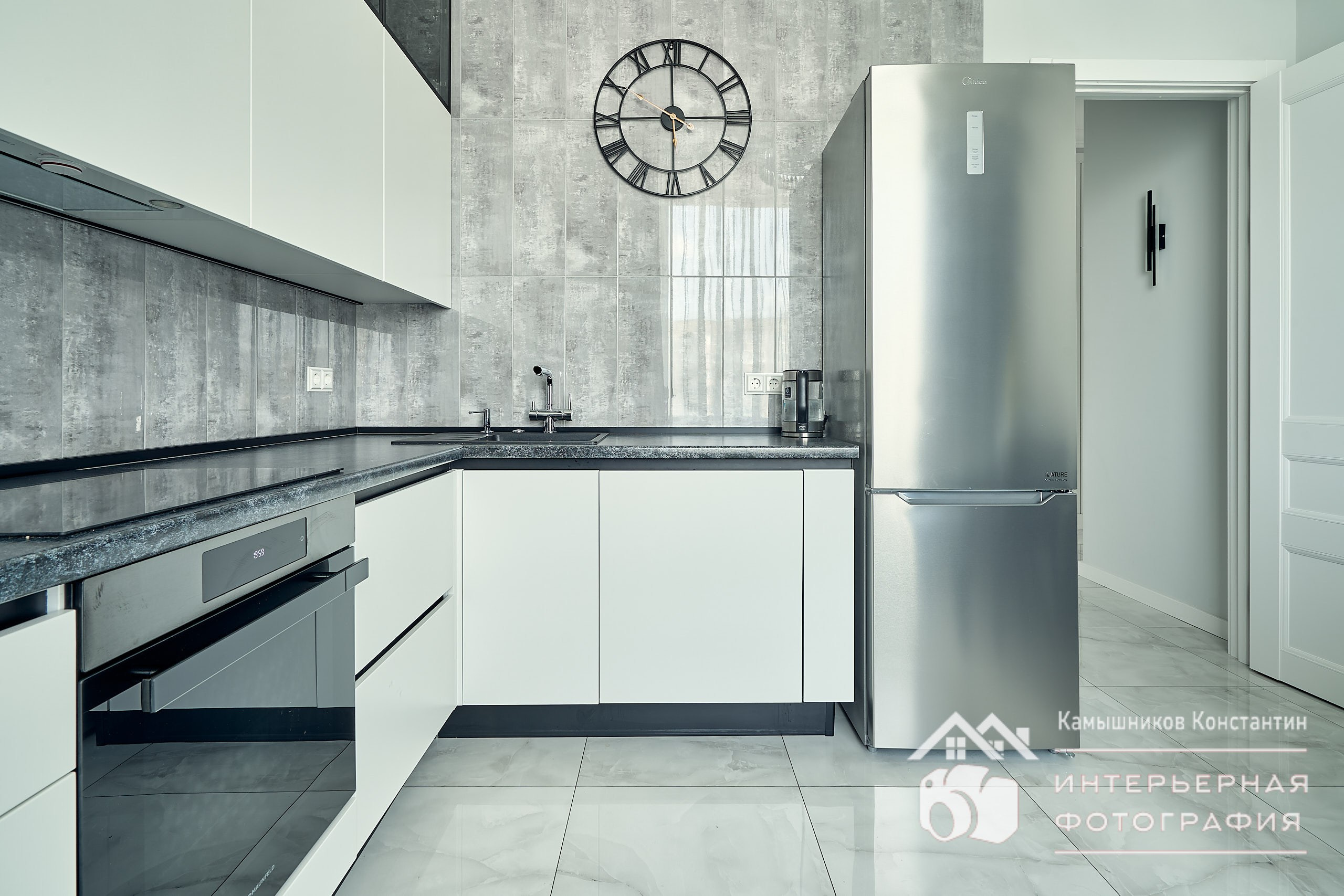 Интерьерное фото, общий план с фронтального ракурса от окна кухни в квартире бизнес-класса в Москве