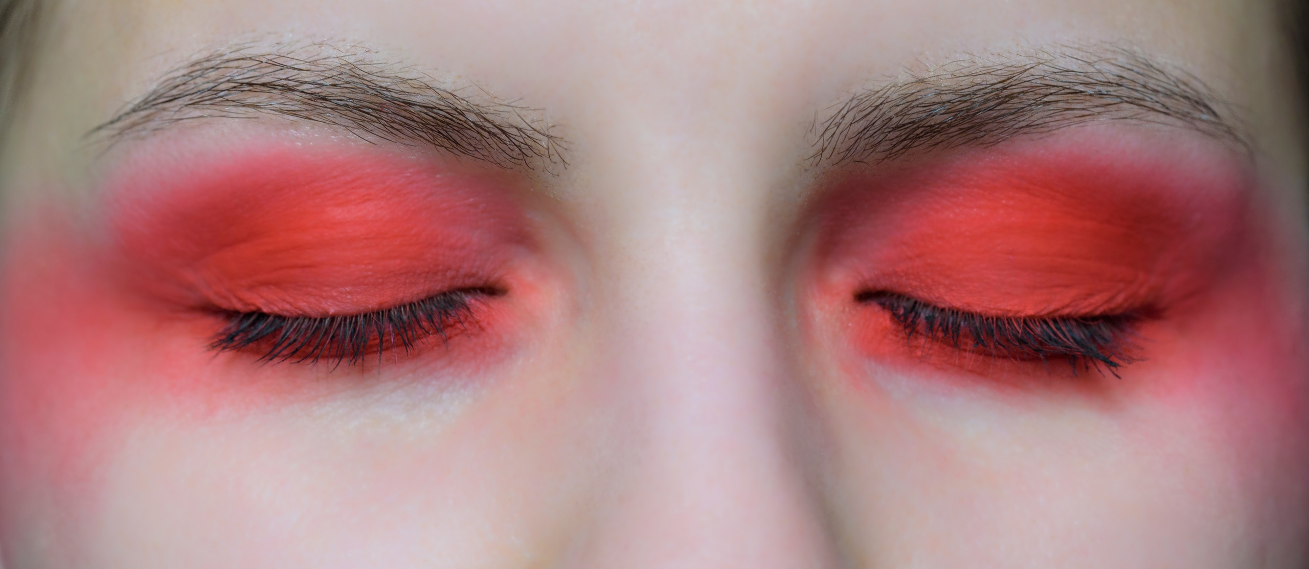 Фотопроект самоизоляция, сомнамбула, сновидческие видения, философия, одиночество, арт-фотография. девушка с красным макияжем закрытые глаза