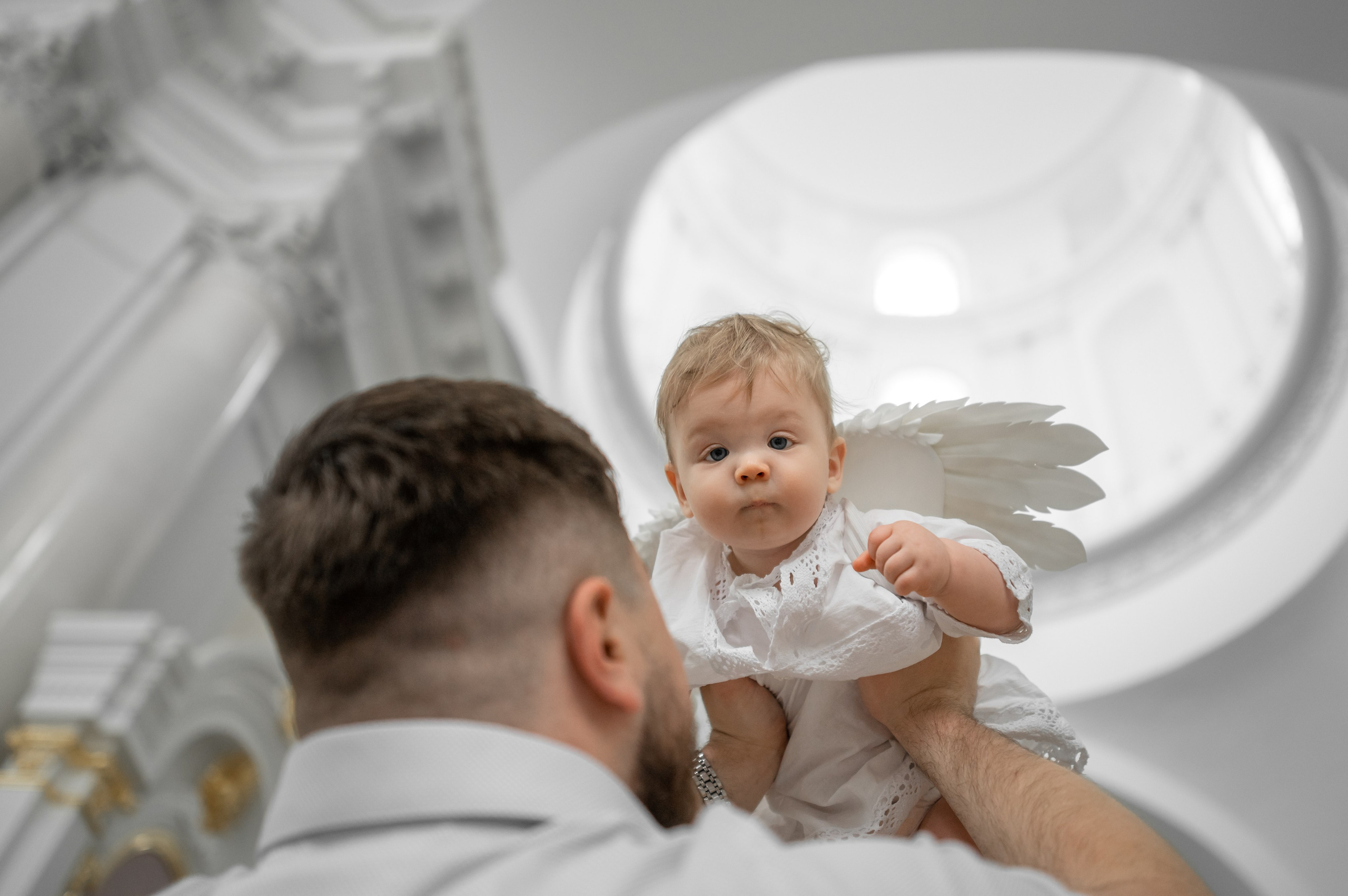 малыш с крылышками ангела под куполом Смольного собора Санкт-Петербурга