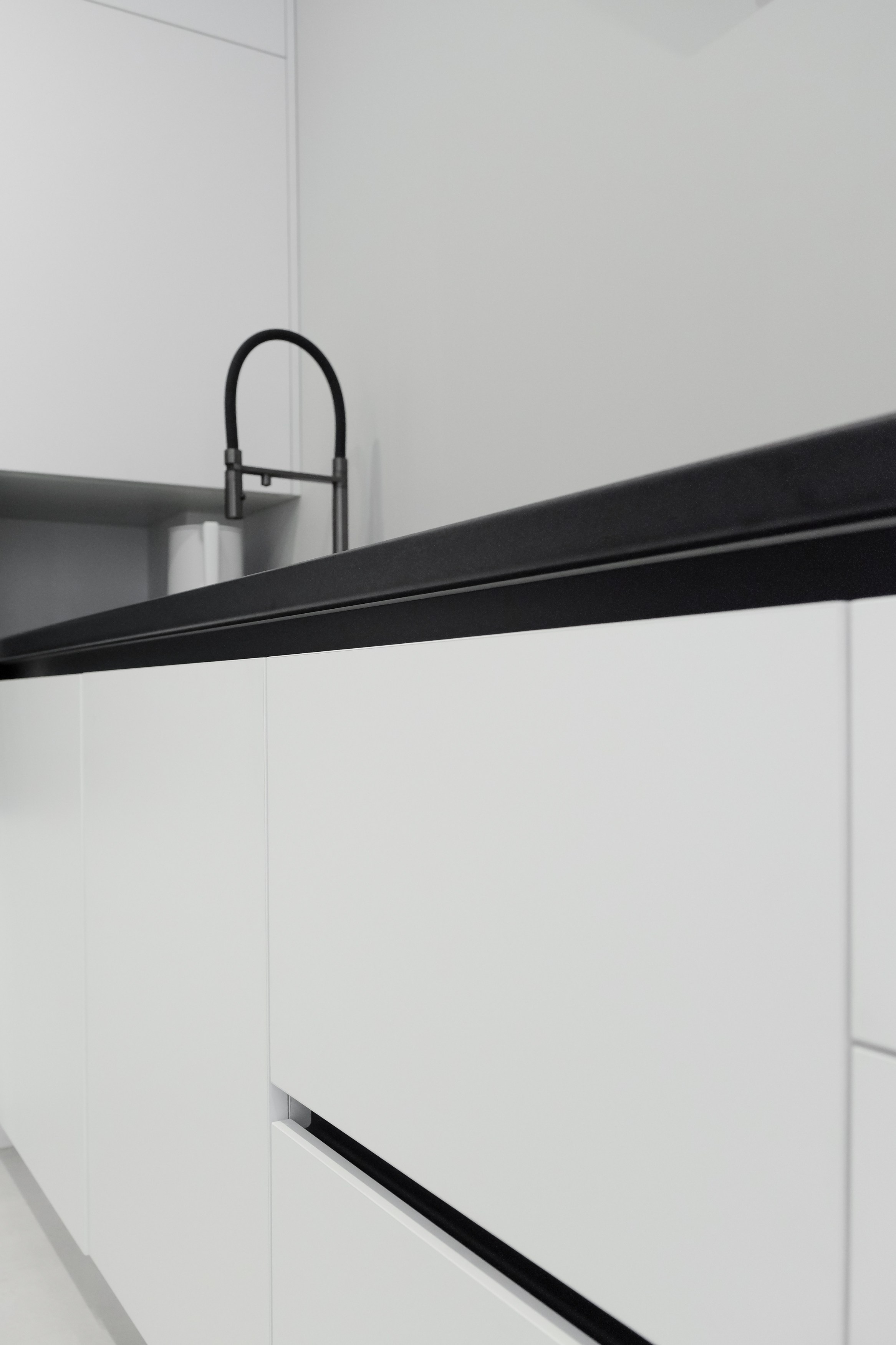 Мебель на заказ в Томске ЖК Михайловский Парк | Минималистичная кухня. ГУДРУМ — Мебель на заказ в Томске | Кухни | Шкафы | Стулья и Столы