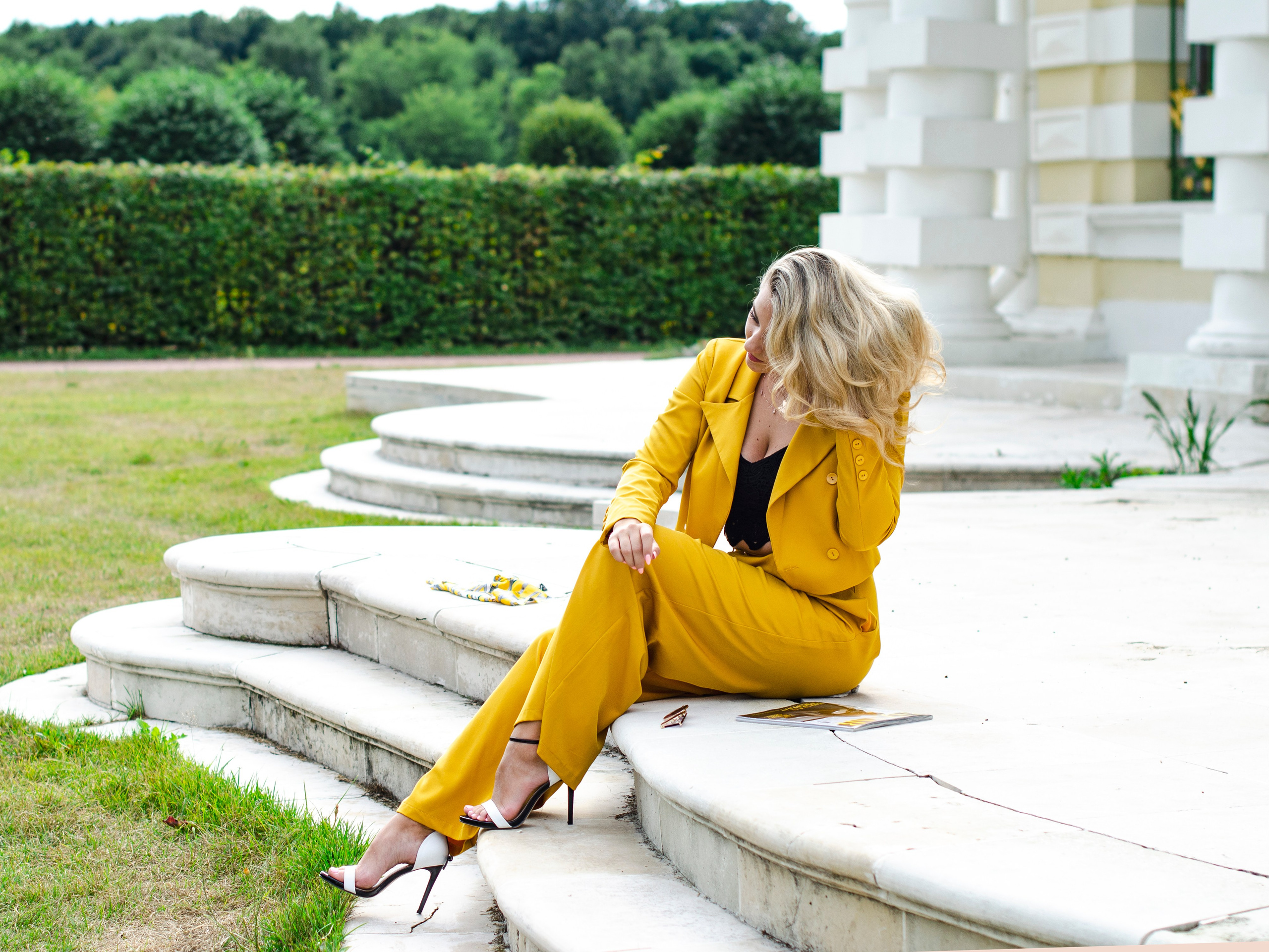 Park, woman in yellow, nature. Family, portrait, content photo in Costa Rica Evgeniya Besprozvannykh