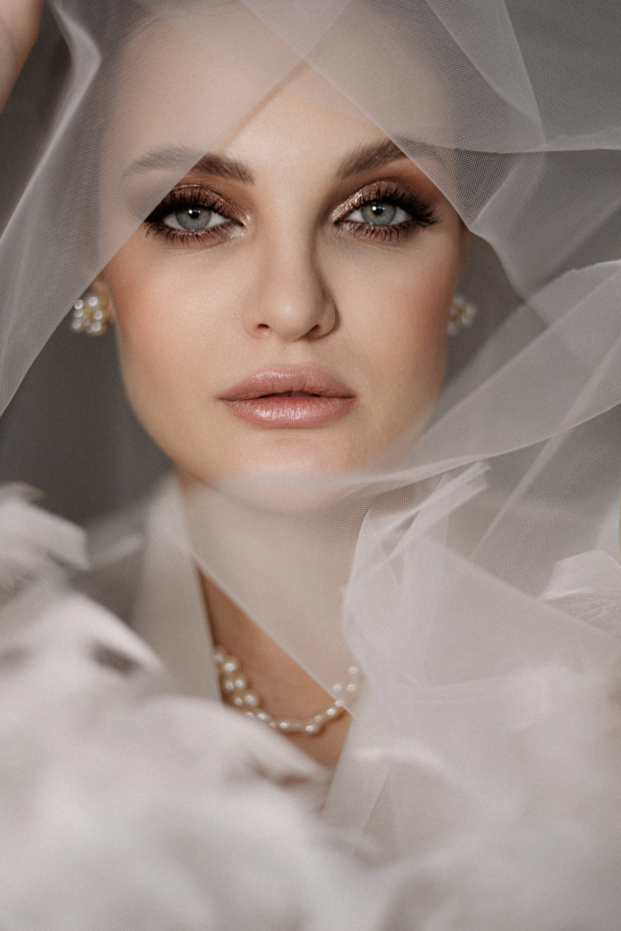 Нежное утро невесты. Фотограф на свадьбу в Москве. Стильная невеста. Свадебное платье. Фата. Макияж на свадьбу. Москва