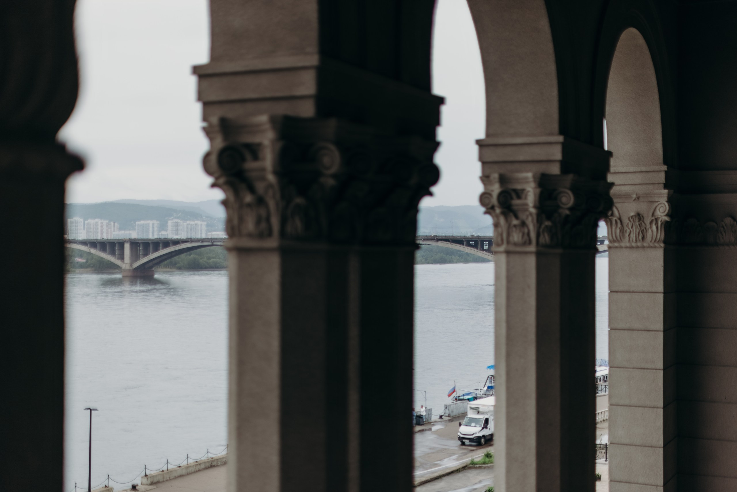 Романтичная свадебная прогулка по набережной Красноярска