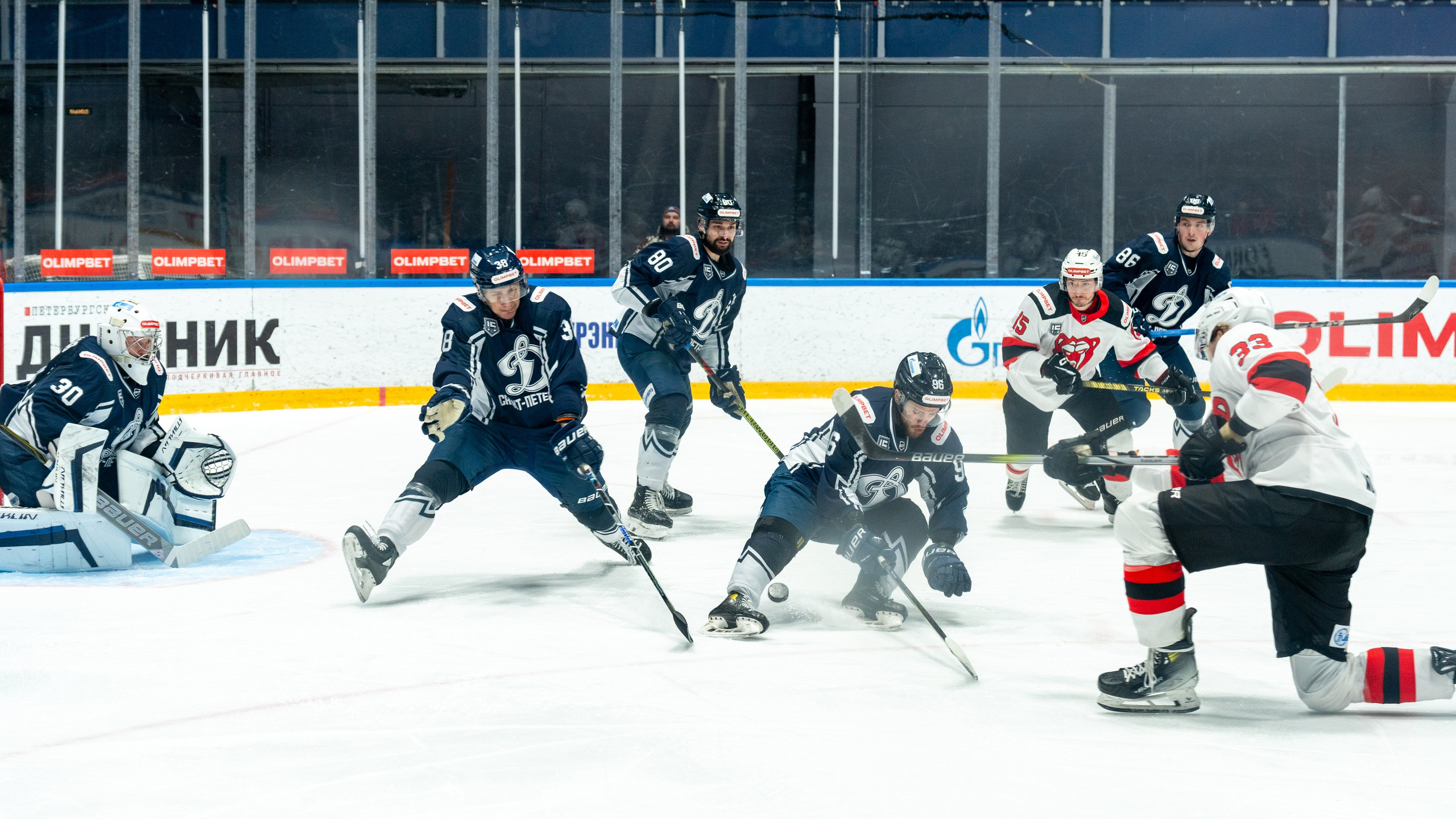 Жаркая схватка у ворот «Динамо» в матче с «Молотом» в Санкт-Петербурге. Репортажная спортивная фотосъёмка, динамика и эмоции.