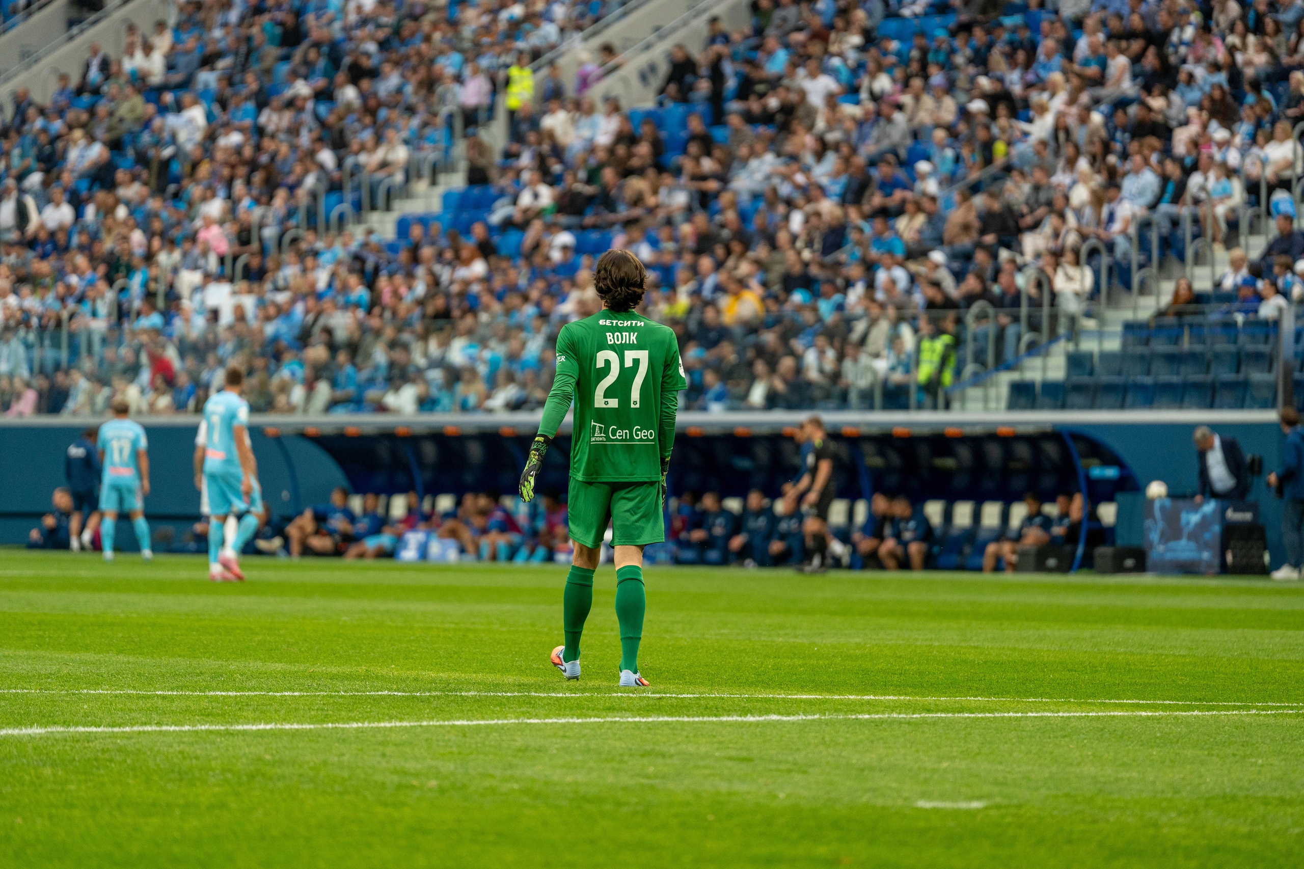 Вратарь Динамо  в зелёной форме на Газпром арене, спортивный фотограф Санкт-Петербург