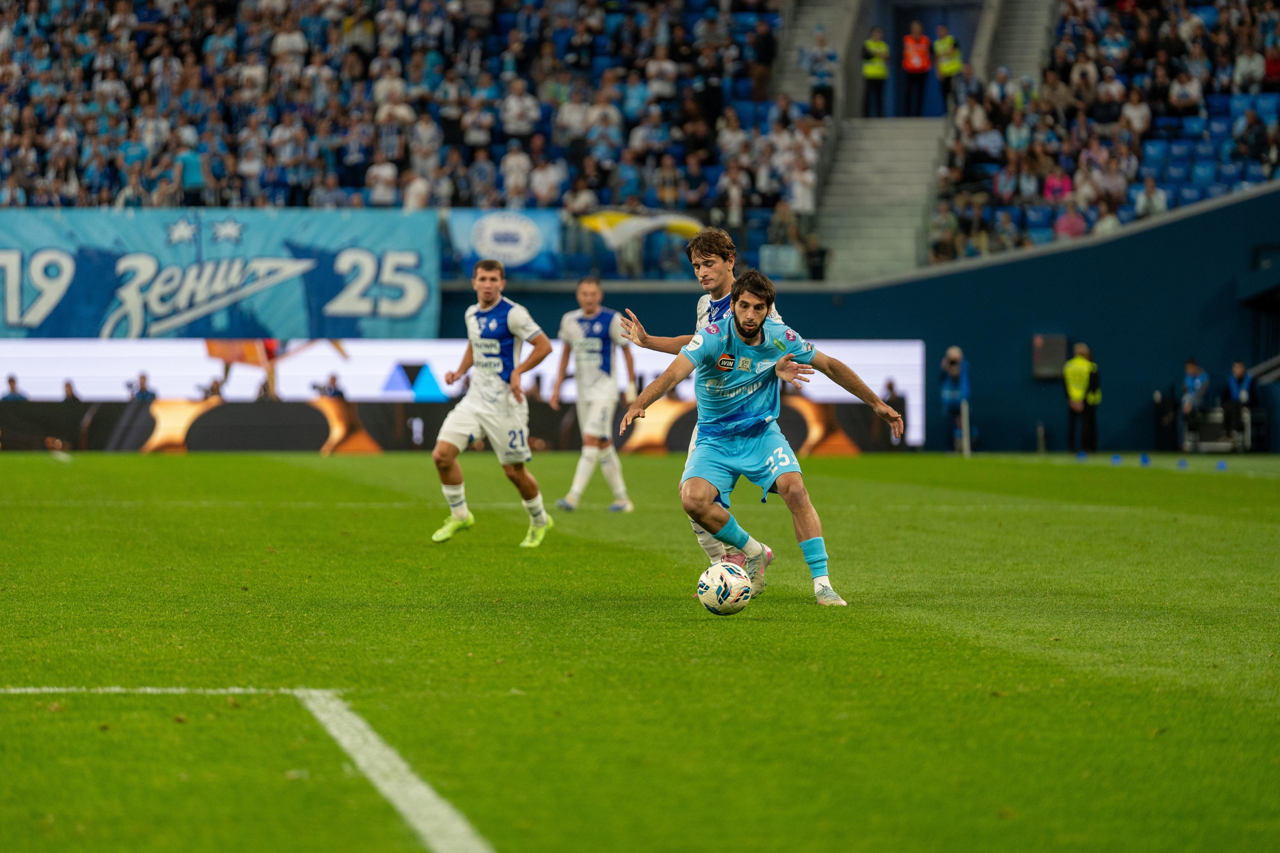 Репортажная спортивная съёмка матча Зенит–Динамо на Газпром Арене Санкт-Петербурга