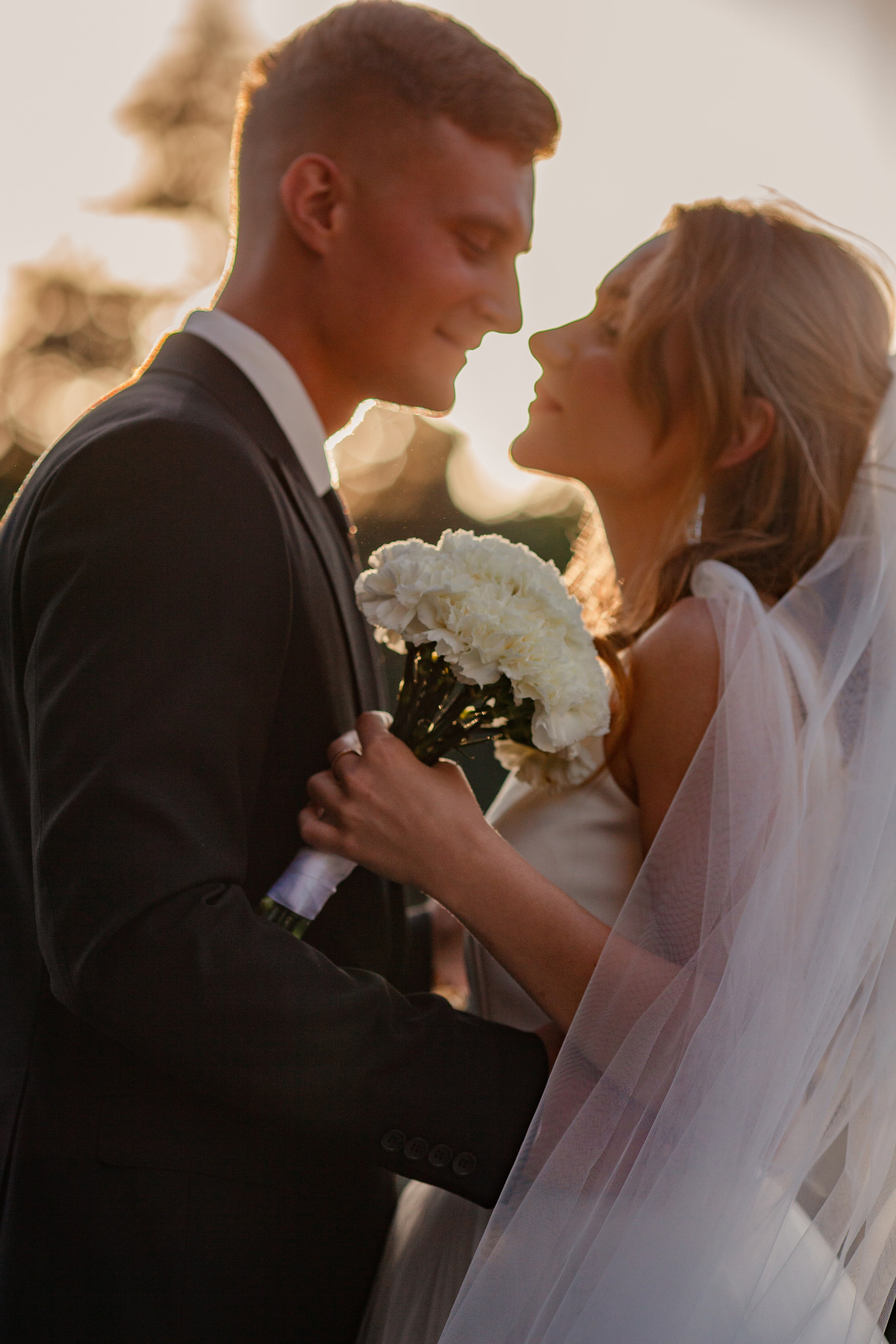 Фотосессия молодоженов у ЗАГСа Ставрополя. Фотограф Ставрополь Пятигорск Елизавета Дарина