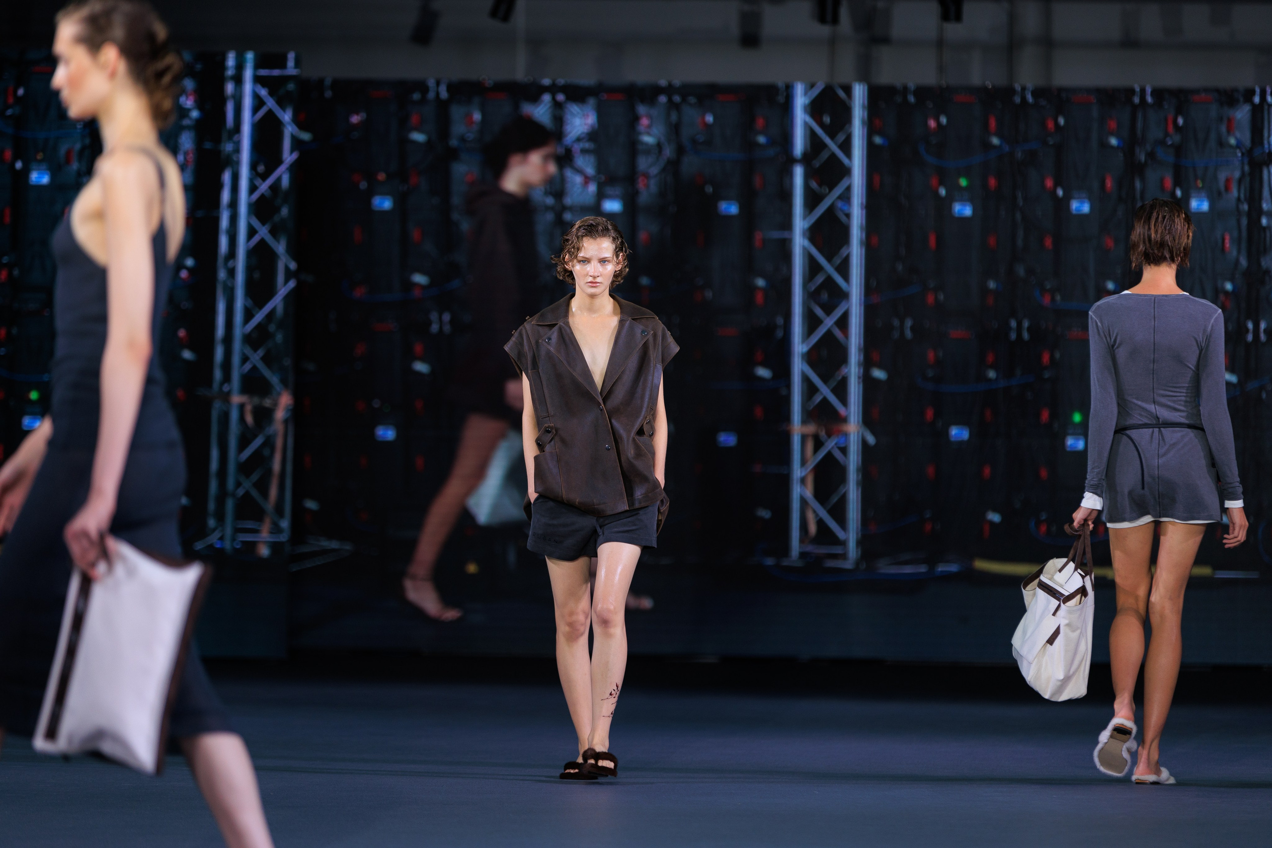 Фотограф для модного показа. Контент для бизнеса в Екатеринбурге Полдень Медиа