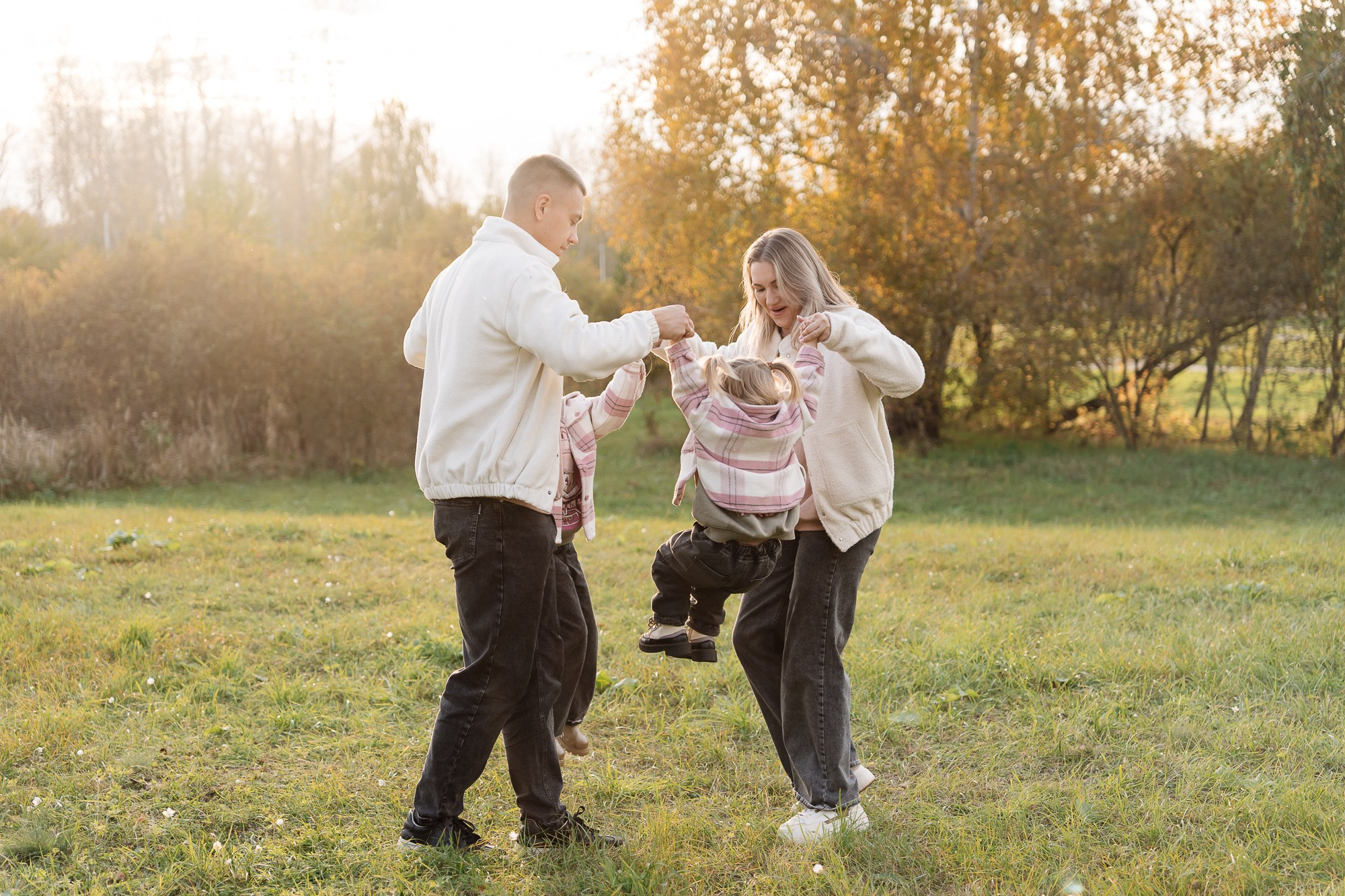 Мира и Тая на прогулке с родителями. Фотограф в Красноярске. Юлия Чаушанская
