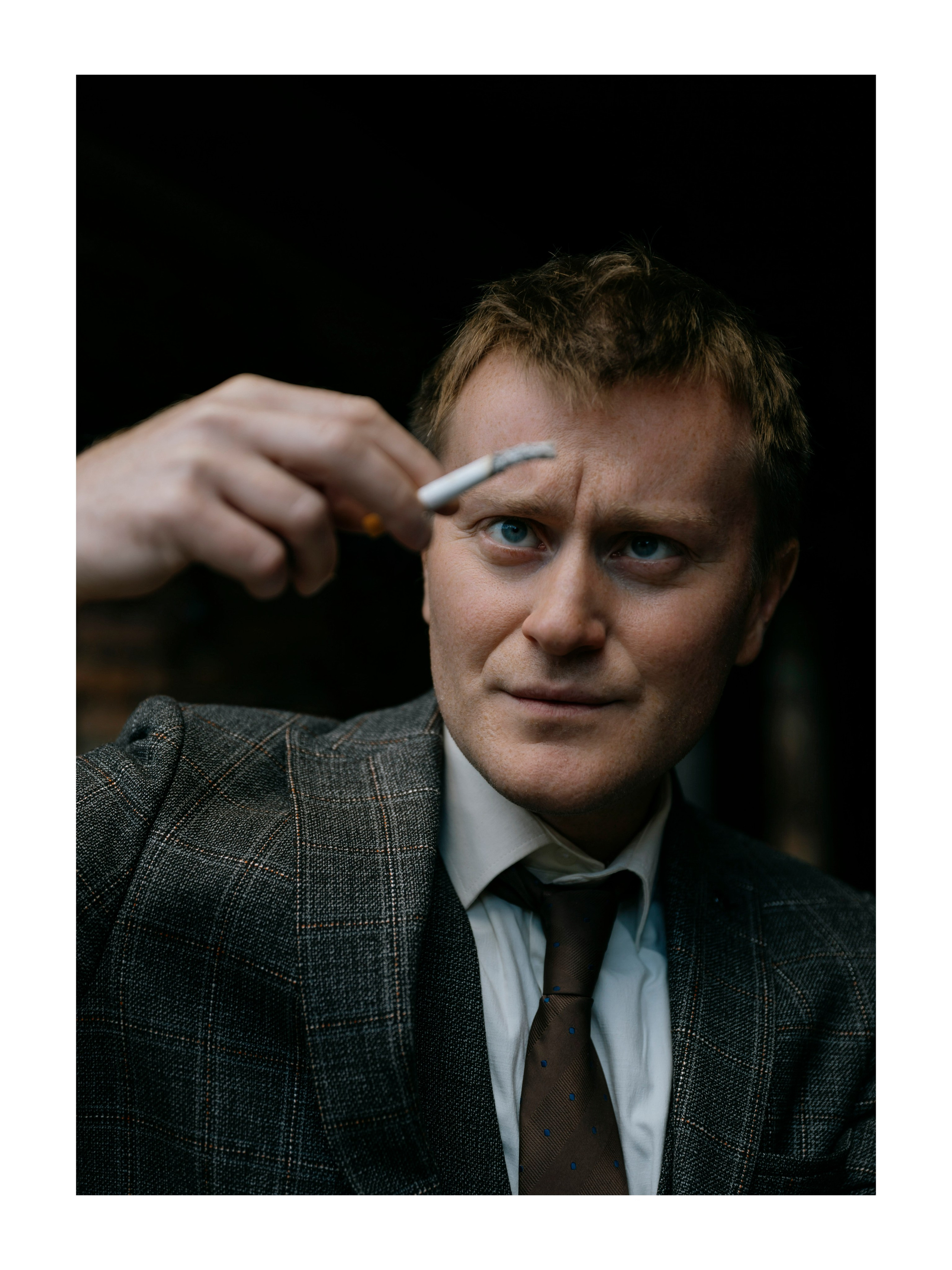 мужчина смотрит на сигарету