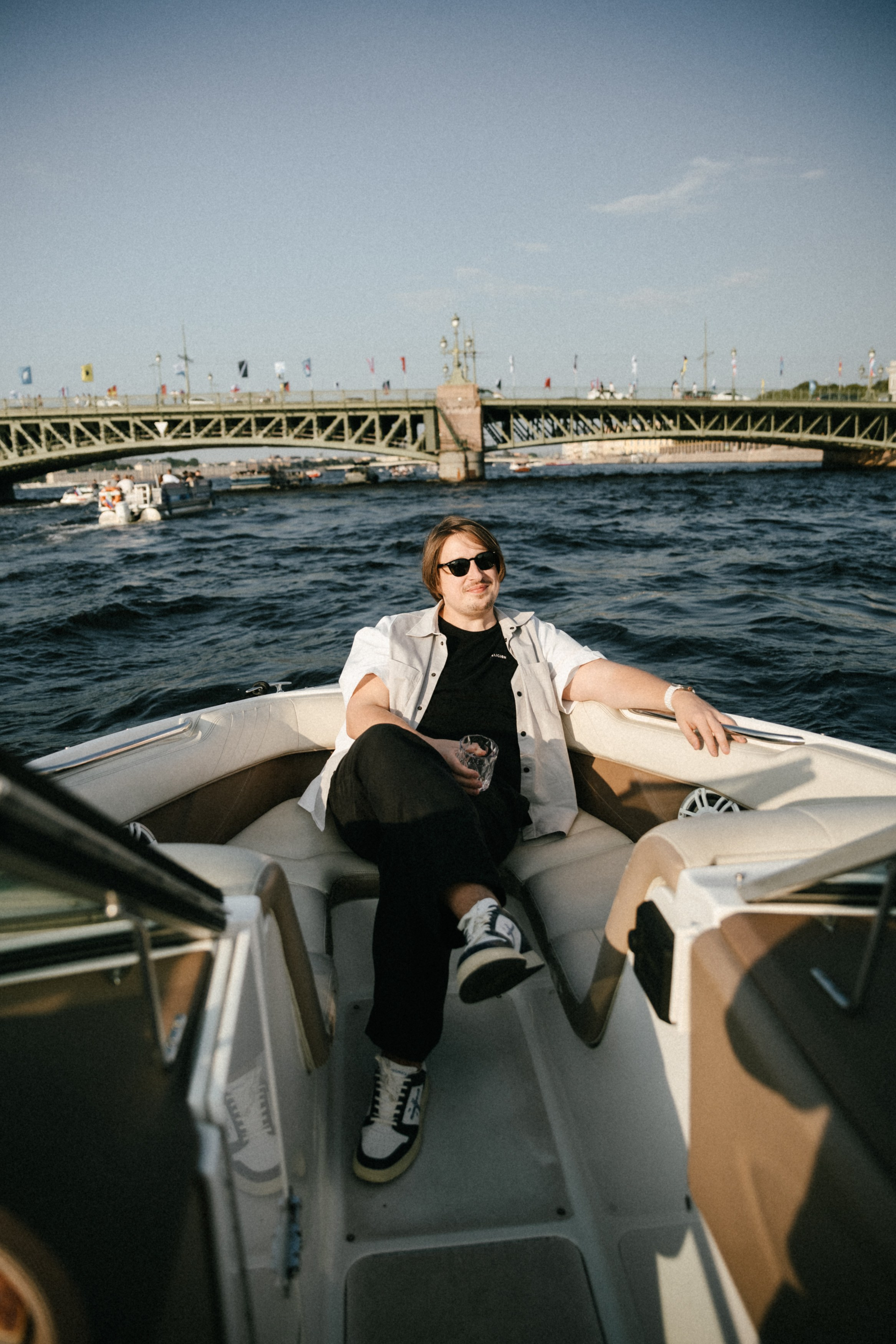 Даша и Витя на катере. Репортажный и портретный фотограф в Санкт-Петербурге Степлевич Дарья