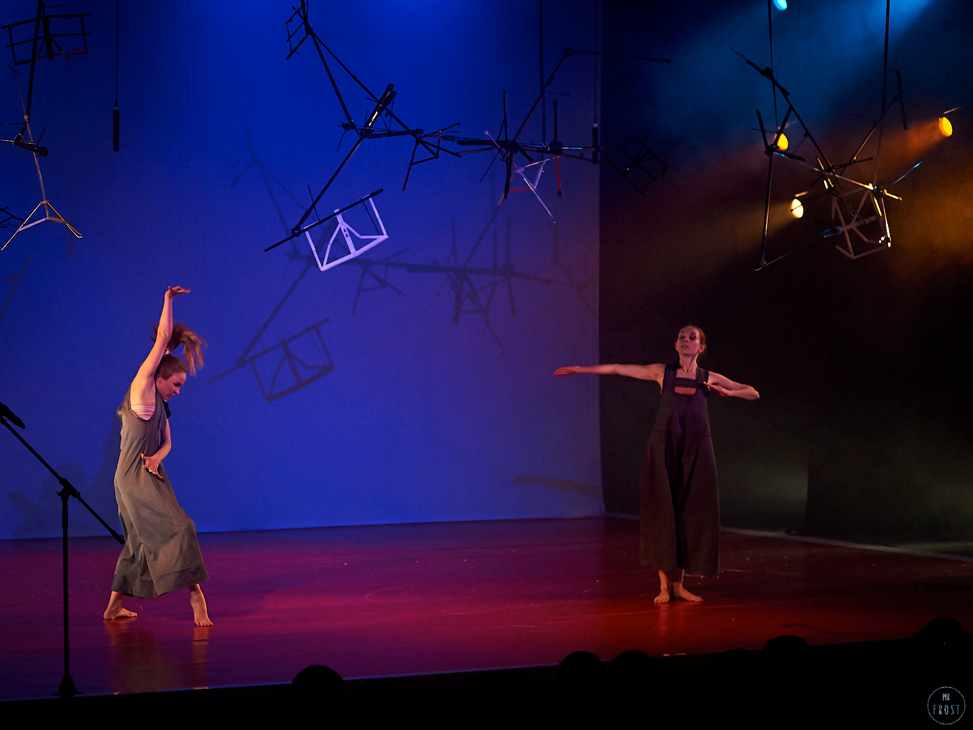 НЕСИНХРОННО. Челябинский театр современного танца. Фотографии отовсюду и обо всем