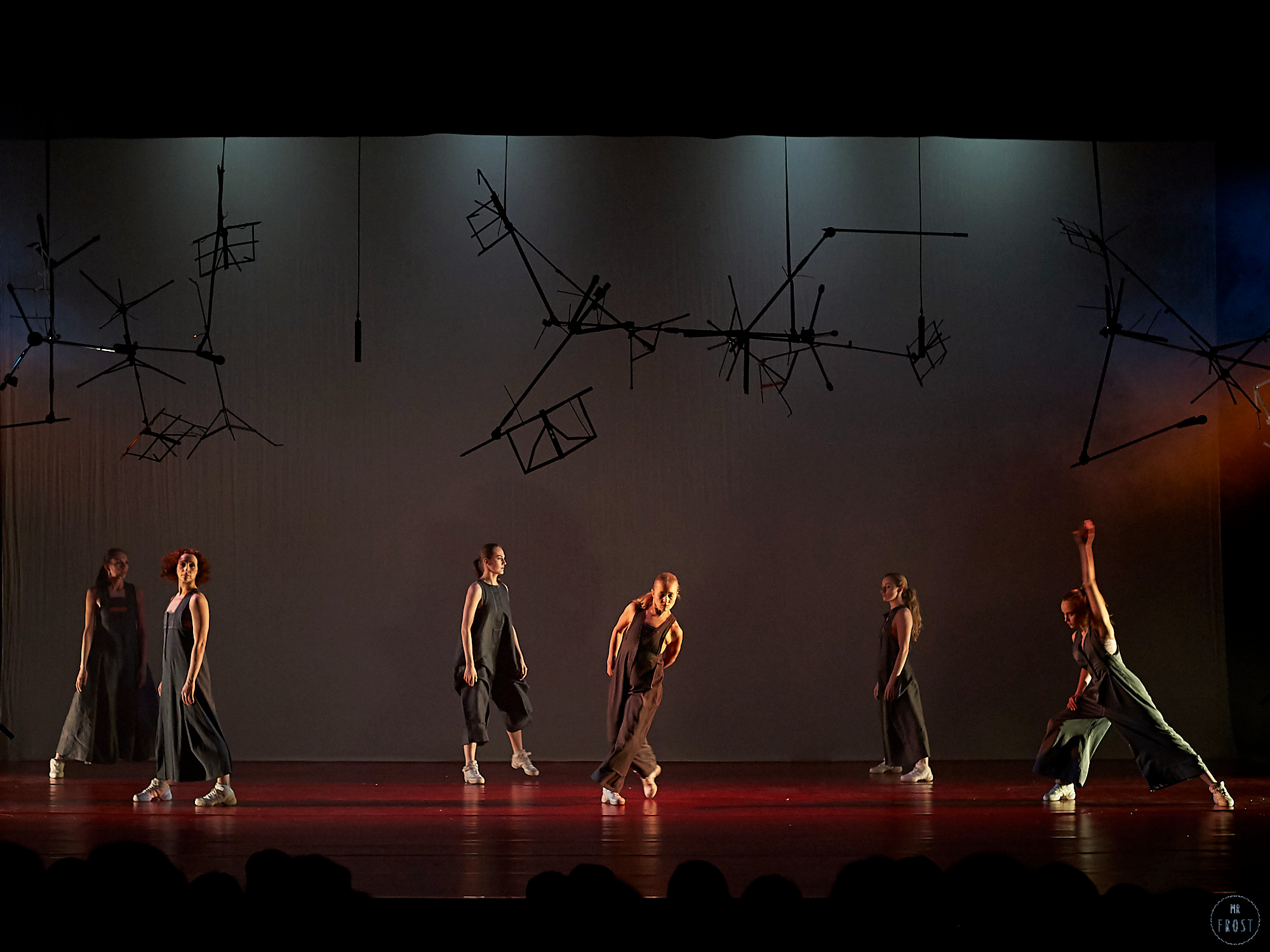 НЕСИНХРОННО. Челябинский театр современного танца. Фотографии отовсюду и обо всем