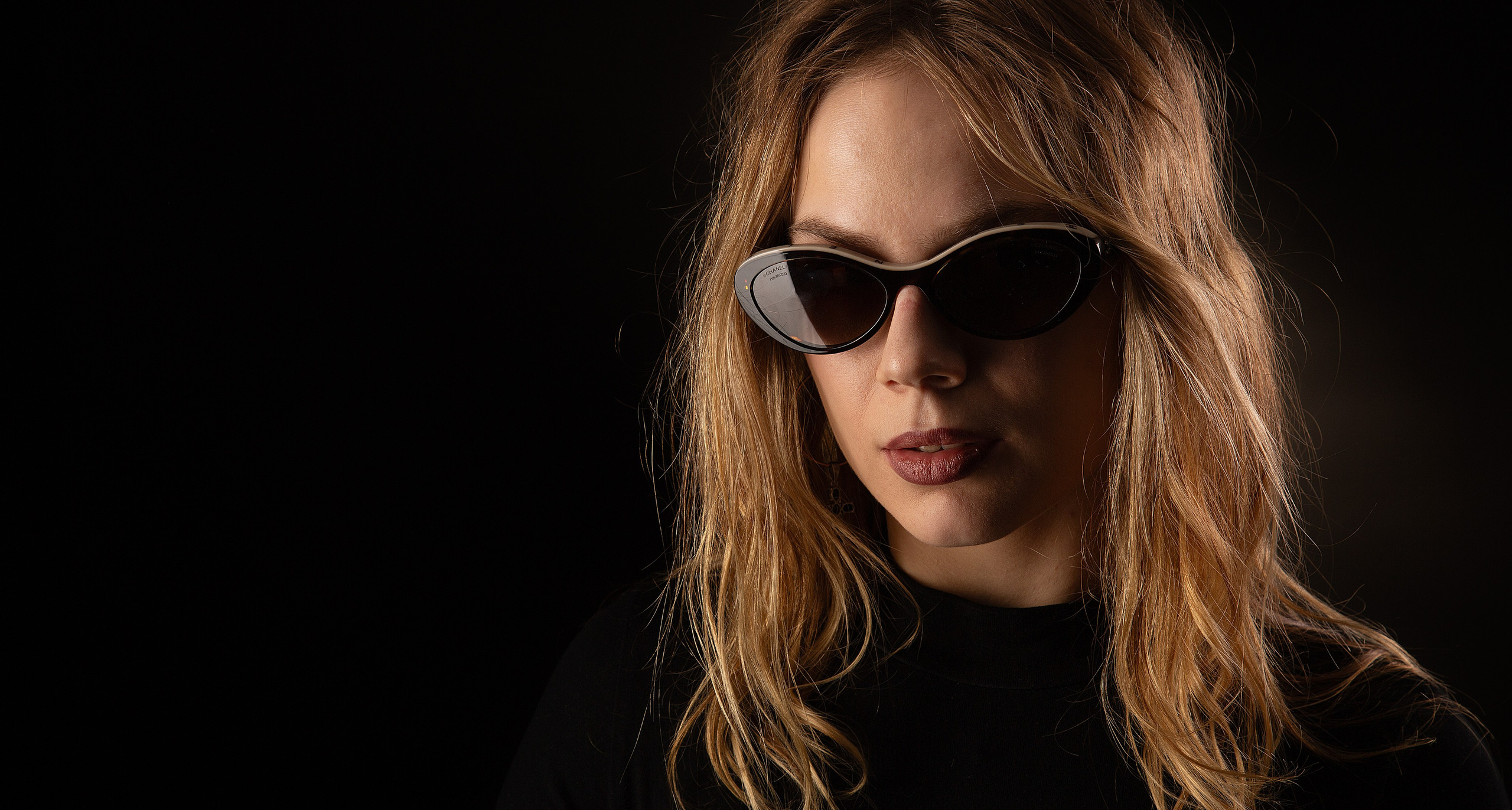 Фотосессия с жестким темным светом