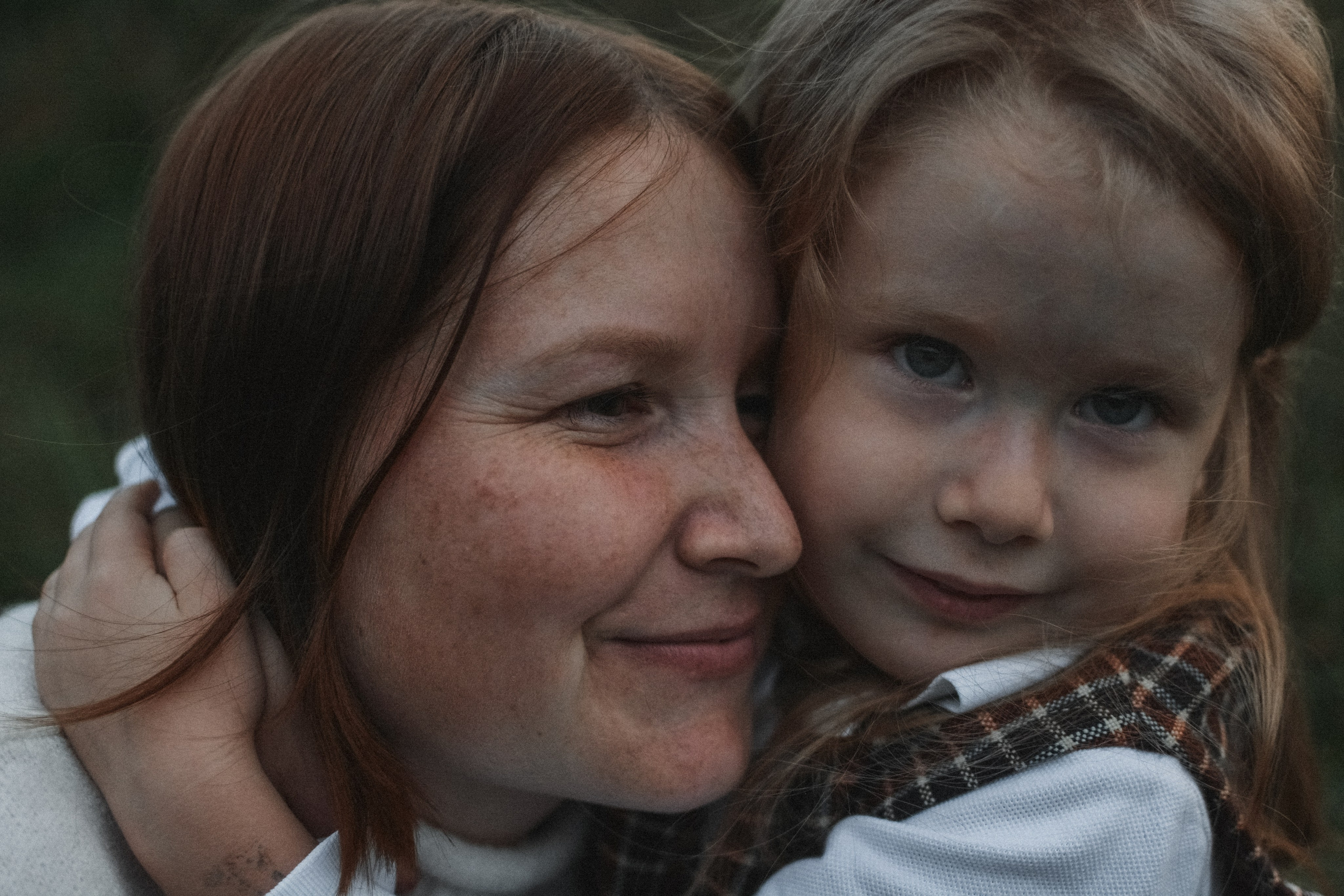 Мама и дочь в лесу. Alenasokolowa.ru