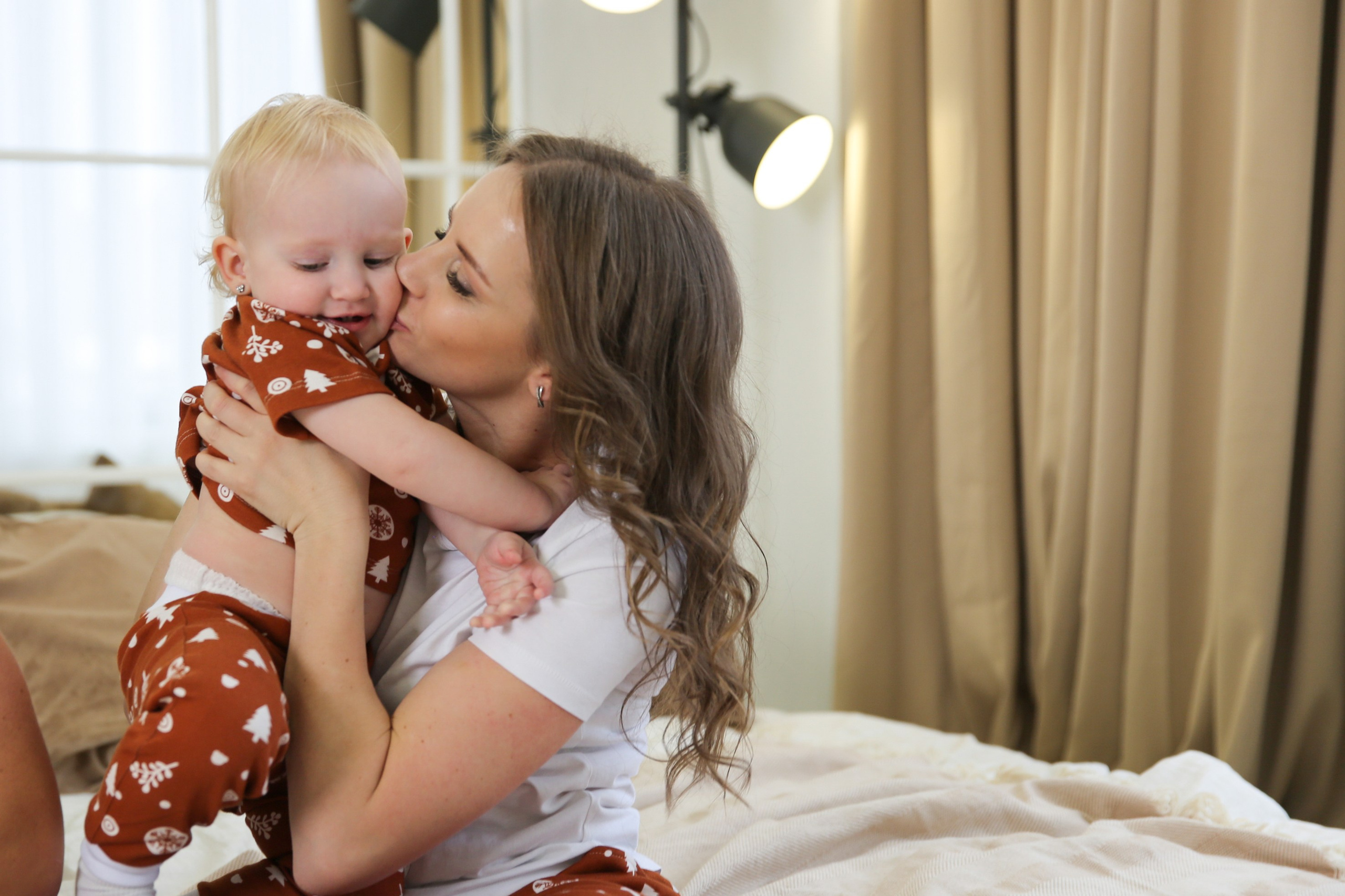 Новогодняя семейная фотосессия в студии с елкой. Свадебный и портретный фотограф в Санкт-Петербурге Надежда Чечулина