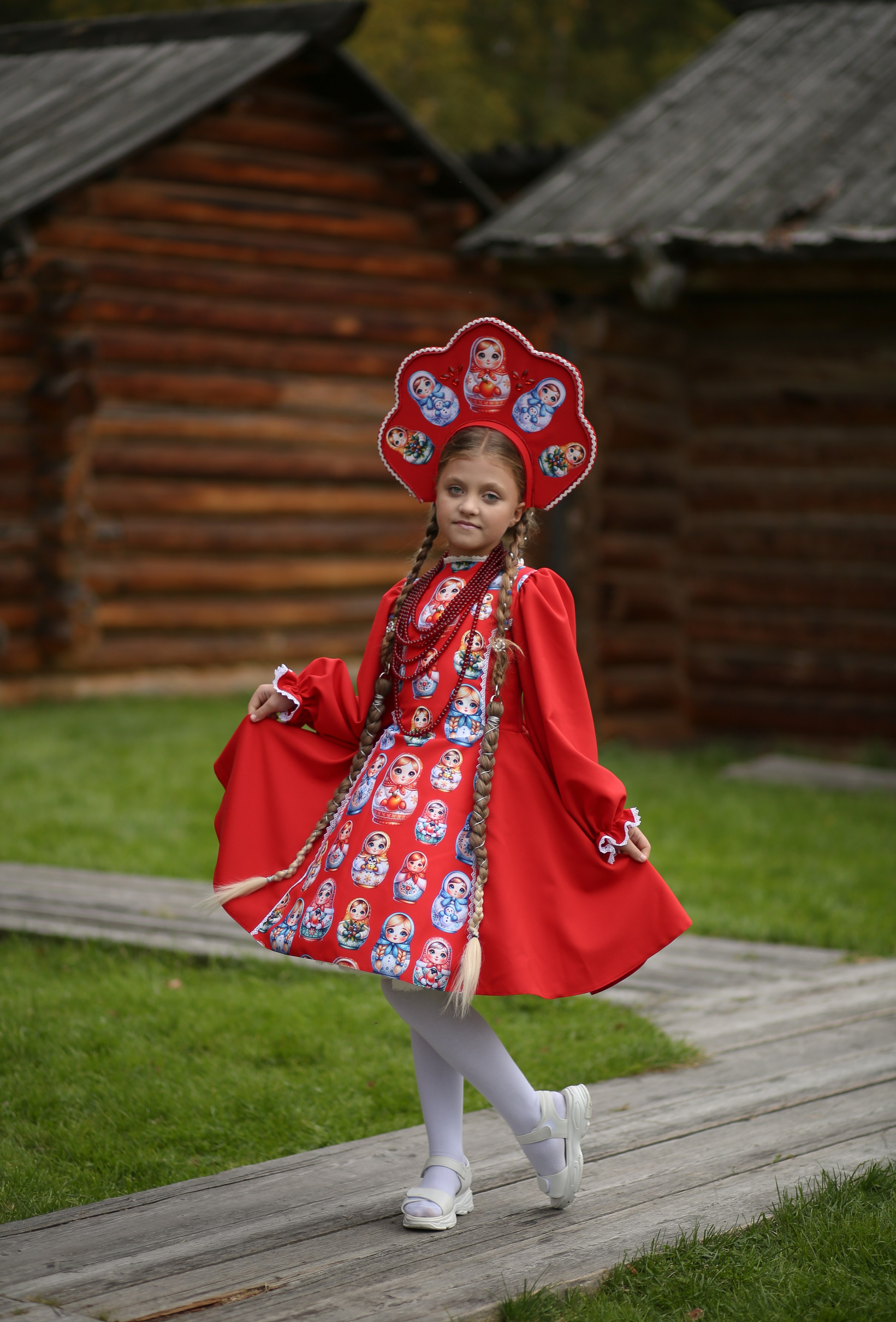 аренда наряда "матрёшка красная". В состав костюма входит платье, подъюбник. Кокошник оплачивается отдельно! Стоимость проката сутки 3000р. с кокошником 3500р. рост модели на фото 128-134 см.