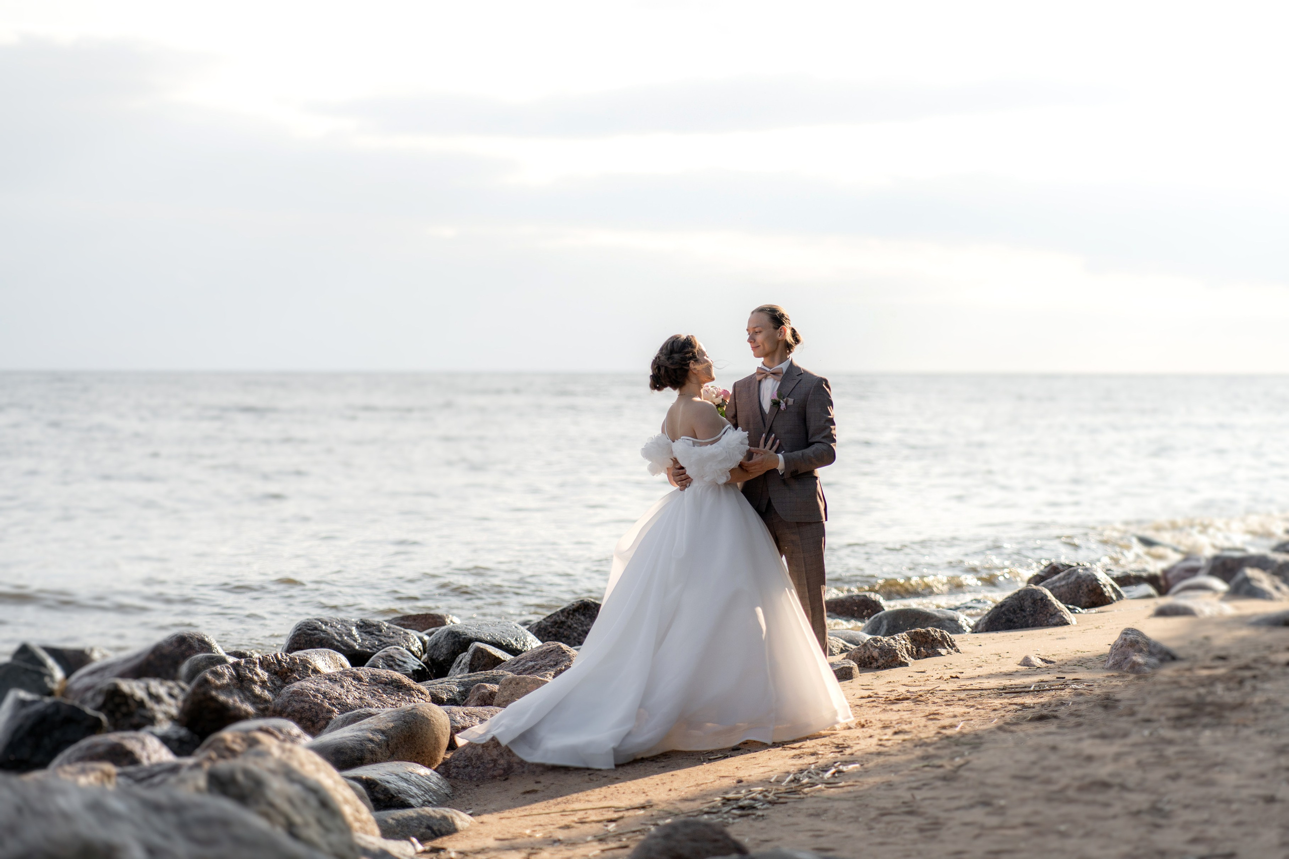 Красивые места для свадебной фотосессии летом в Санкт-Петербурге. Свадебный фотограф Александр Невский в Санкт-Петербурге