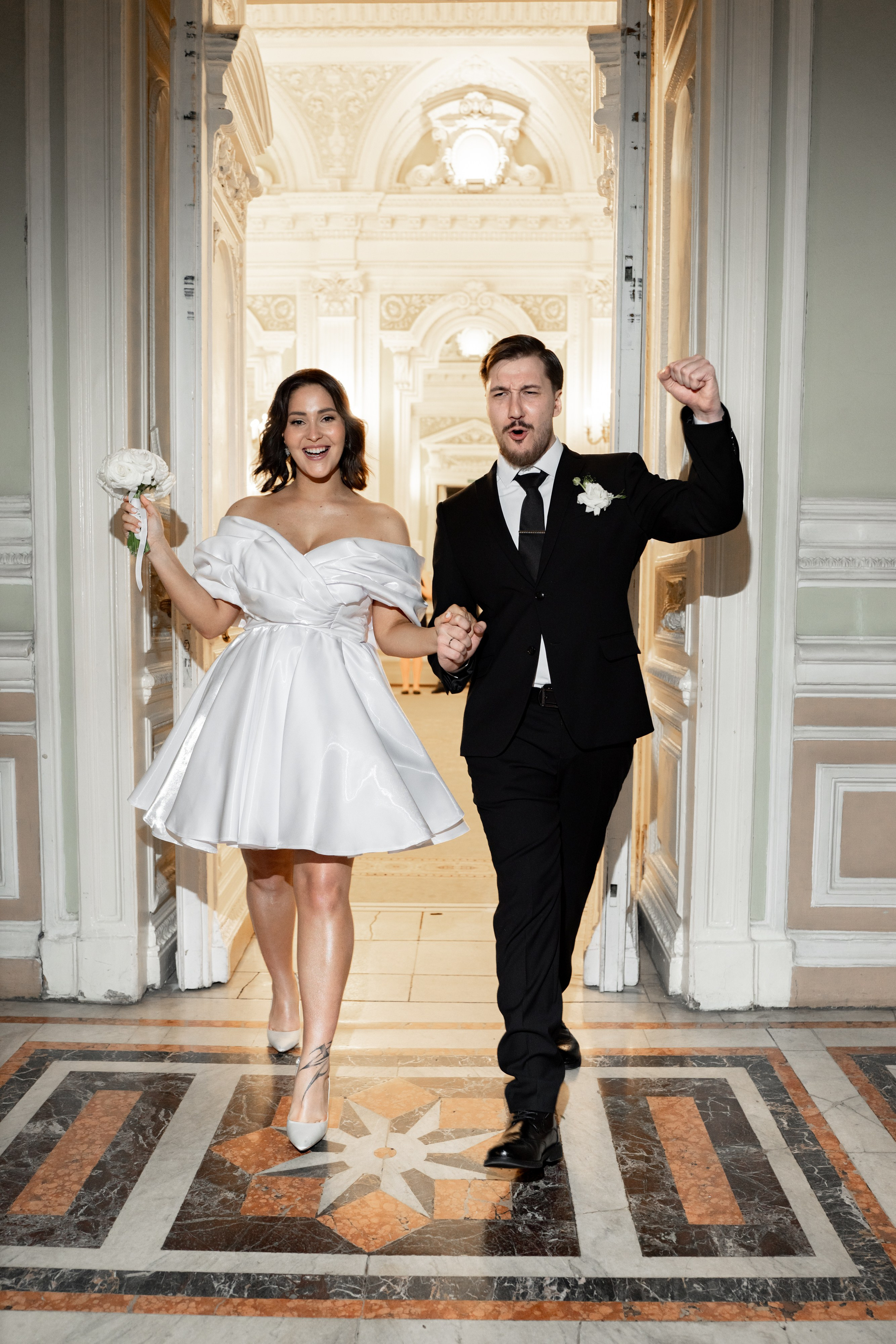 Выход пары из торжественного зала дворца бракосочетания №1 