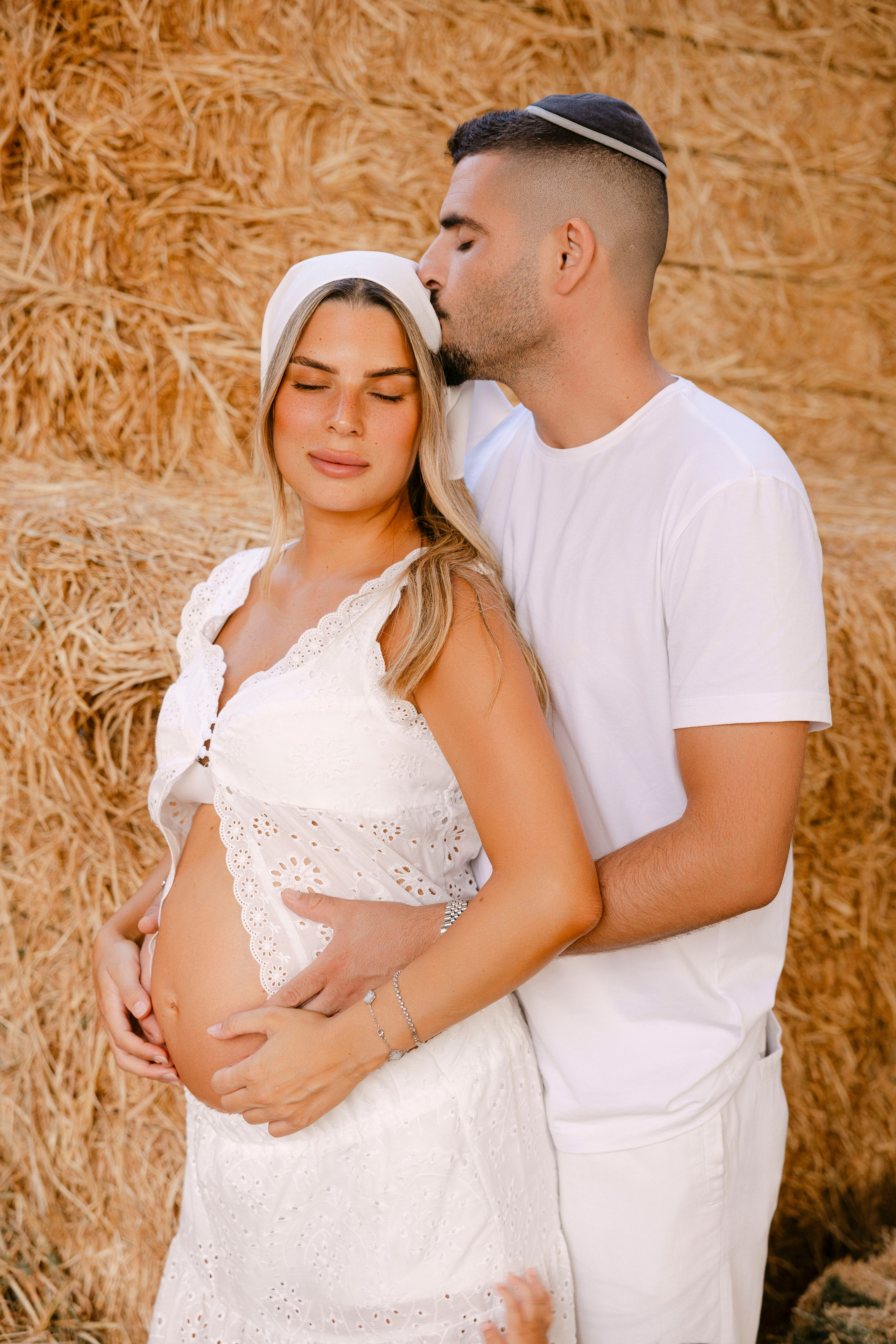 Pregnancy photoshoot at the horse farm. Главная