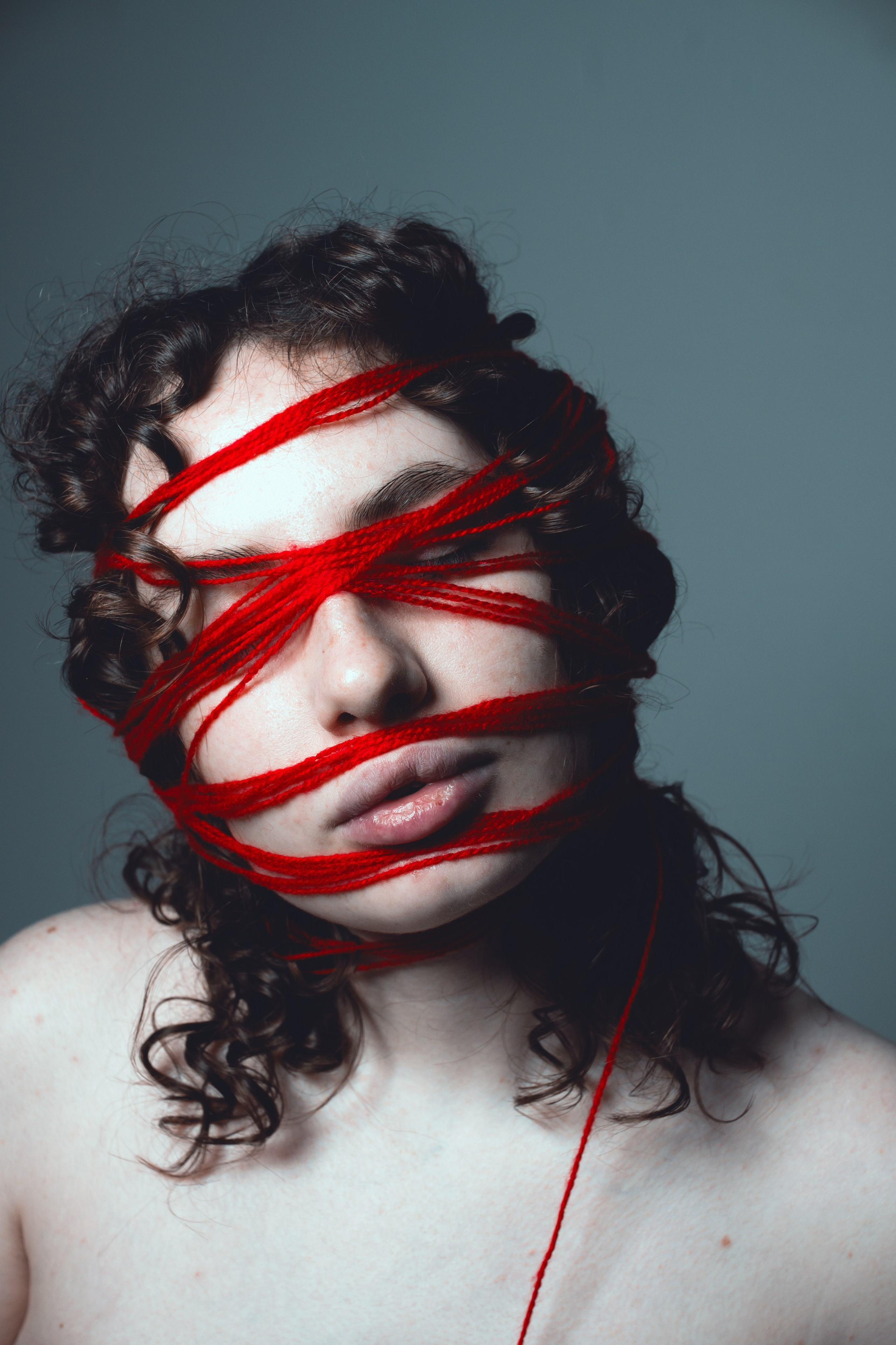 Съёмка в студии с красными нитками