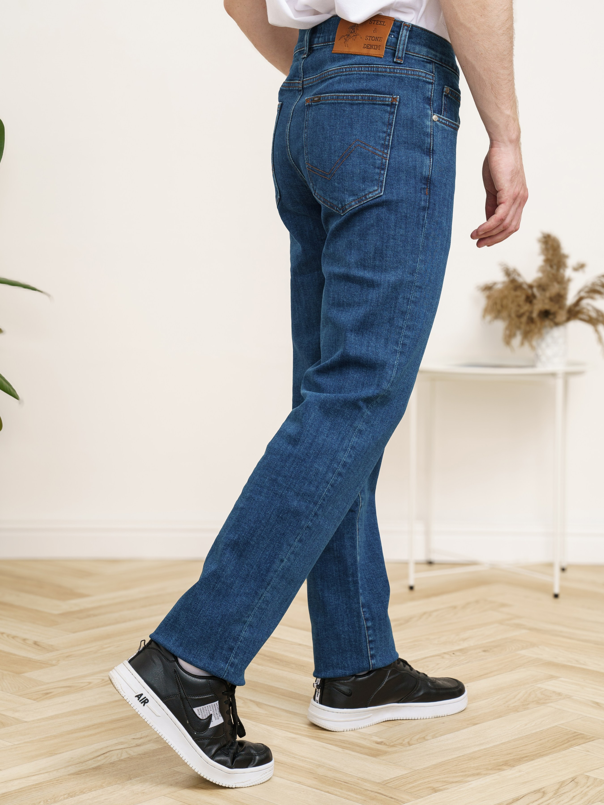 Джинсы, модель Алексей. KED Production — продакшн из СПб. Создаём фото, видео и контент, который помогает брендам и селлерам продавать больше