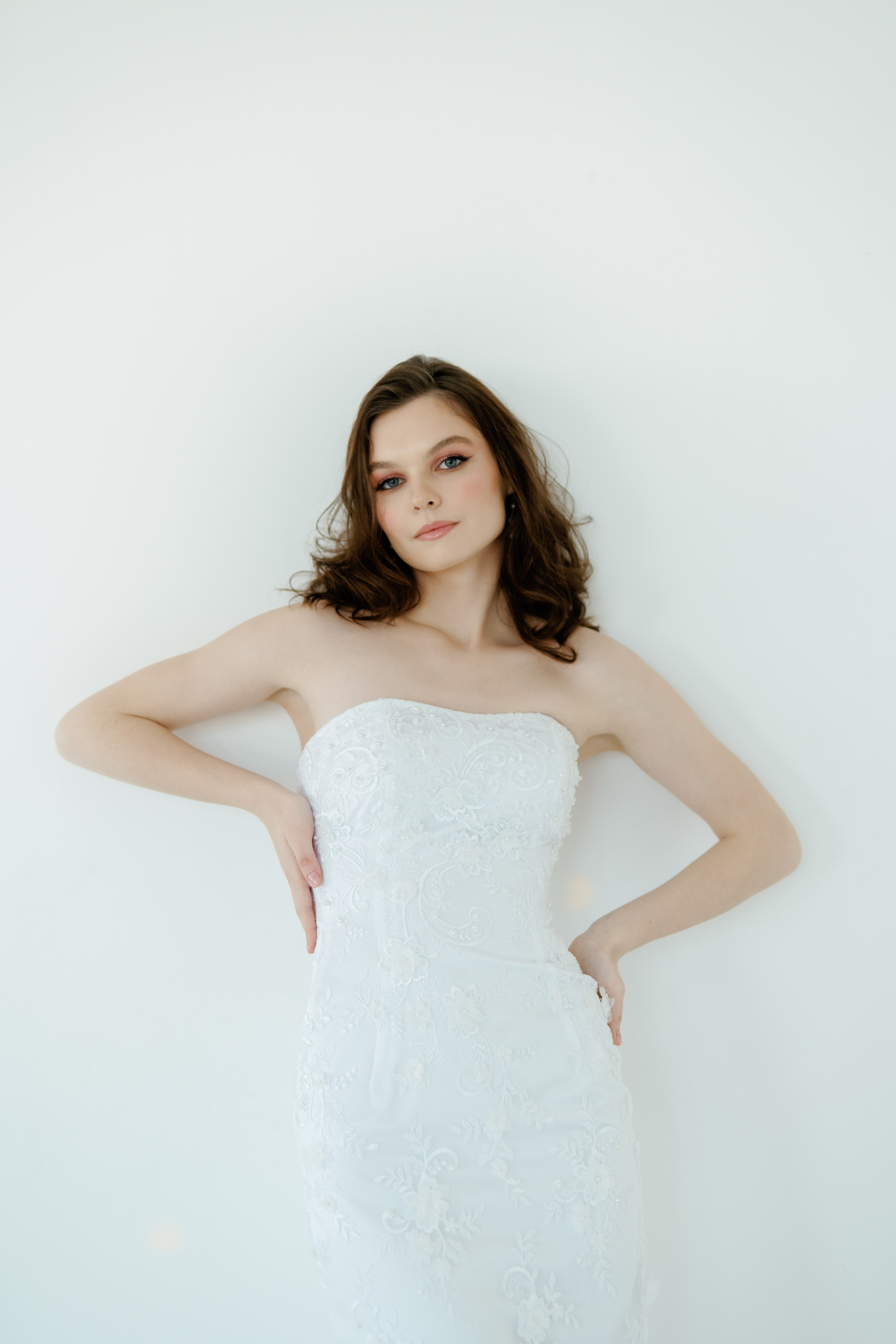 Фотосъёмка свадебных платьев в студии для контента. Портреты студия Москва. Модельные тесты. Lovestory студия в Москве. Женсий фотограф