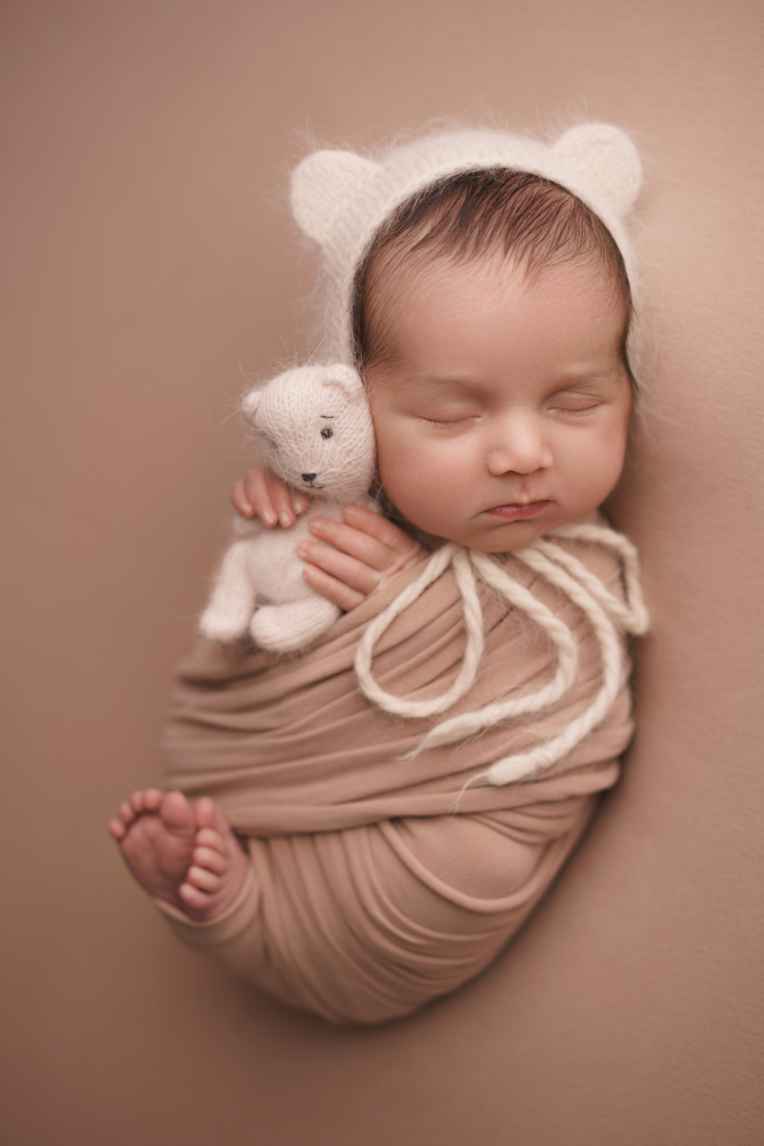 Новорожденный в шапочке медвежонка с плюшевым мишкой - фотосессия для малышей