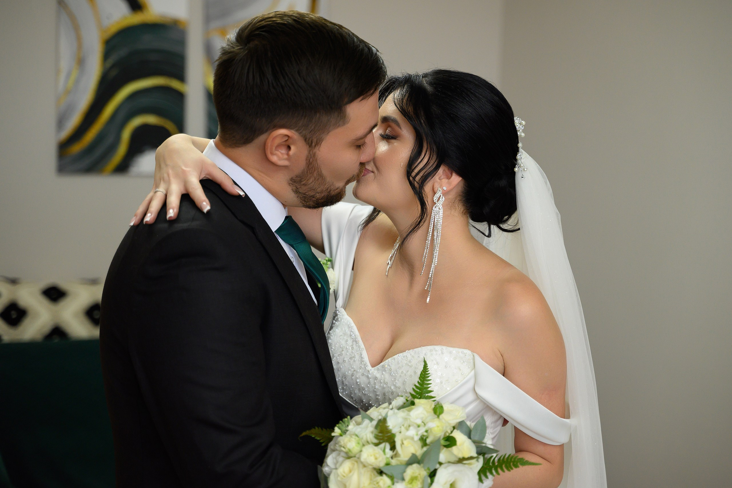 Жених встречает невесту, эмоции, слезы радости.