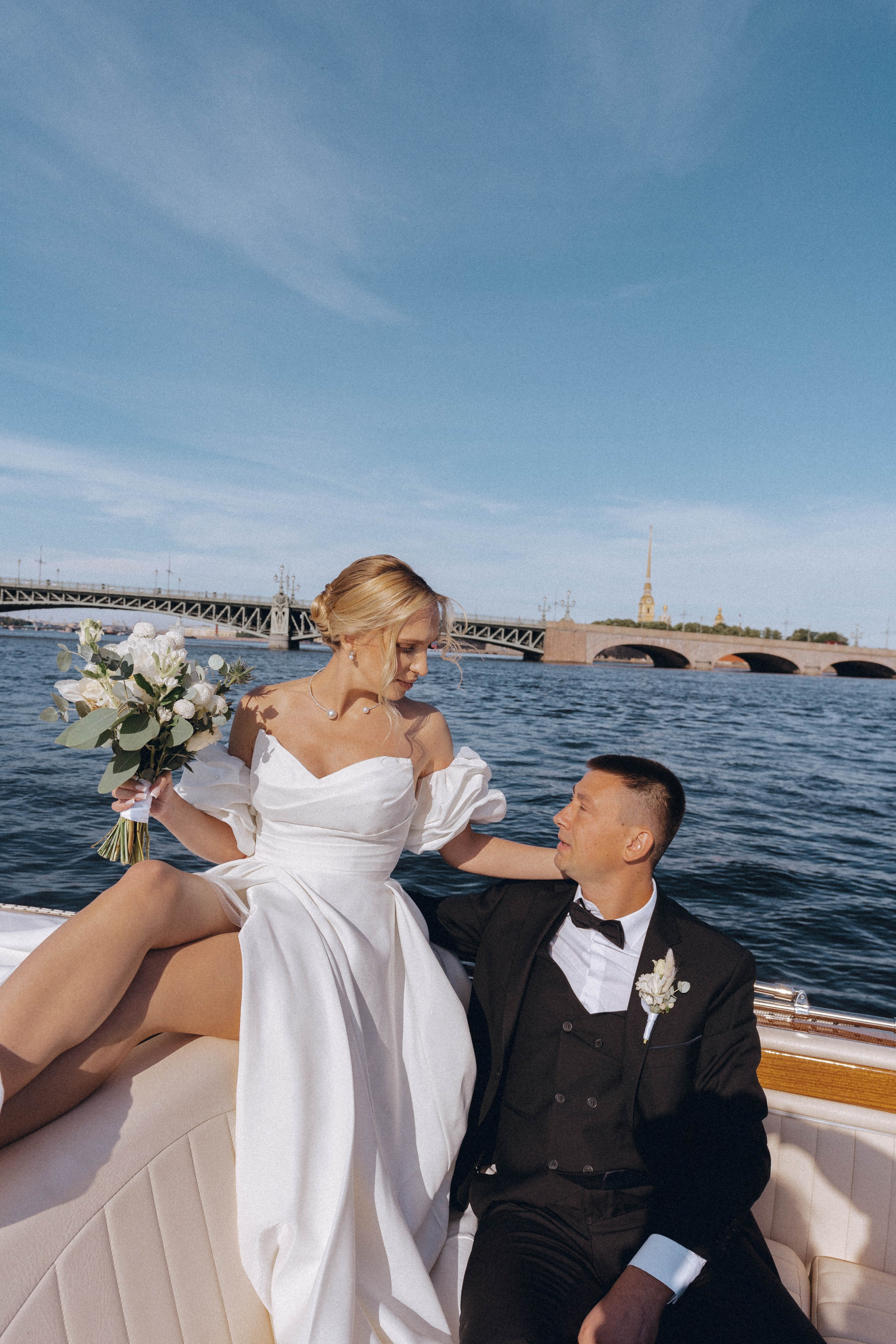 СВАДЕНБНАЯ СЬЕМКА НА КАТЕРЕ ПО КАНАЛАМ САНКТ-ПЕТЕРБУРГА И В АКВАТОРИИ НЕВЫ. Профессиональный фотограф, Санкт-Петербург — Виктория Богомолова