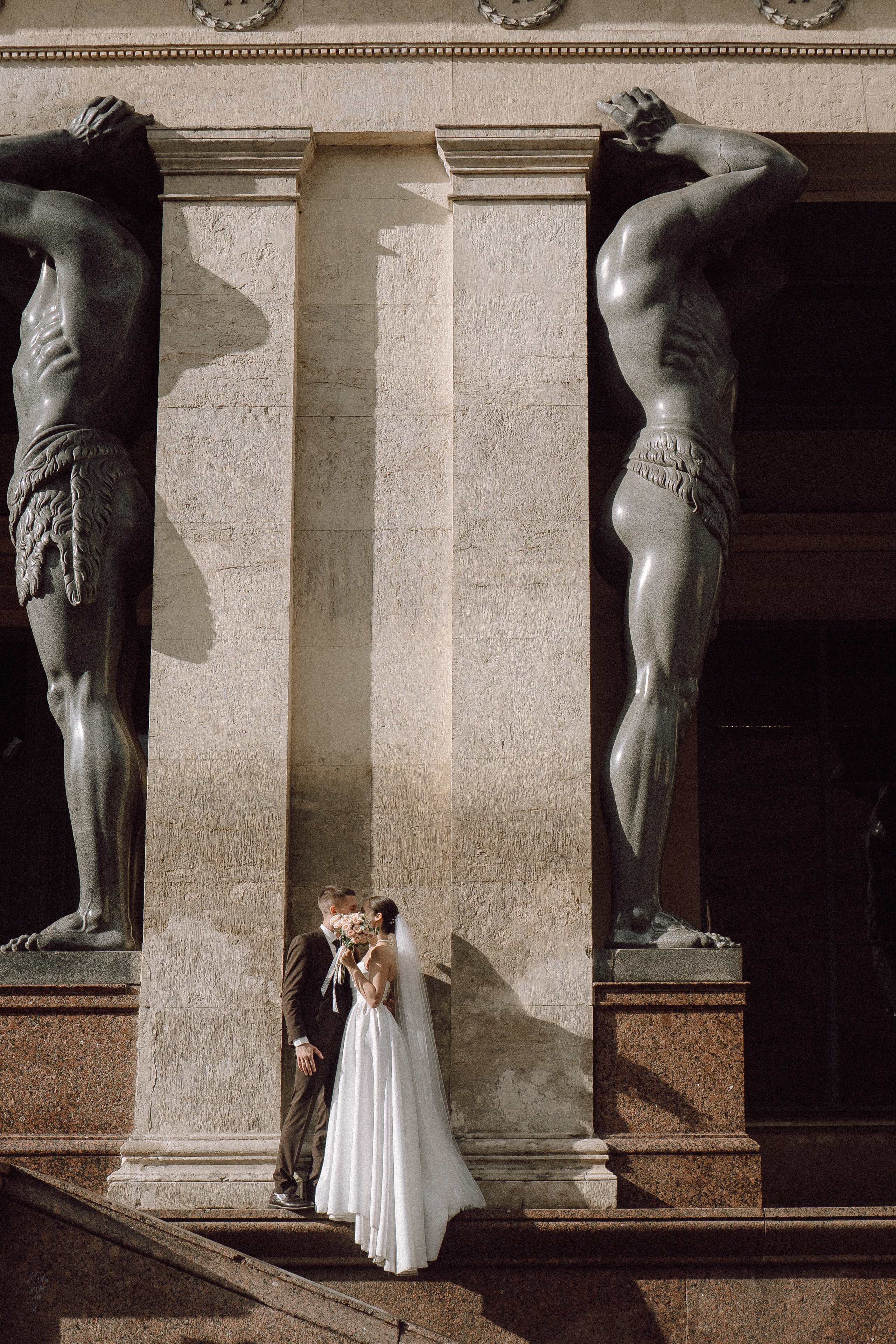 СВАДЕБНАЯ ПРОГУЛКА В САНТК-ПЕТЕРБУРГЕ (ИСАКИЕВСКИЙ СОБОР, ЗИМНЯЯ КАНАВКА, ЭРМИТАЖ И БОЛЬШАЯ МОРСКАЯ УЛИЦА). Профессиональный фотограф, Санкт-Петербург — Виктория Богомолова