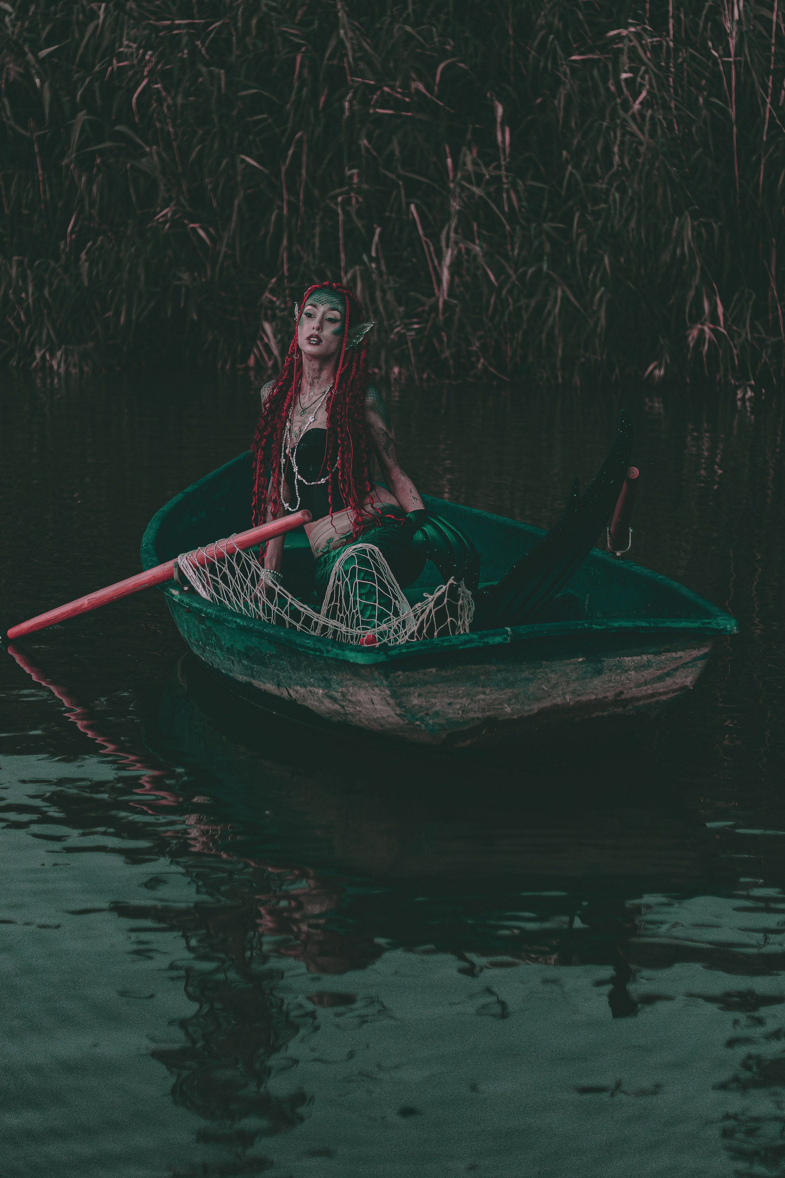 Сказочная съёмка для Валерии в образе тёмной русалки в Ростове-на-Дону. Фотосессия на лодке, тёмная русалка