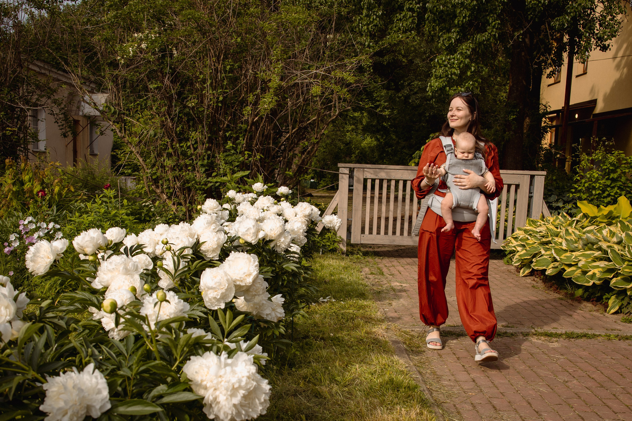 Настя с сыном у Alma-Mater. Ваш семейный newborn и lifestyle фотограф в СПБ Наталья Журавлева