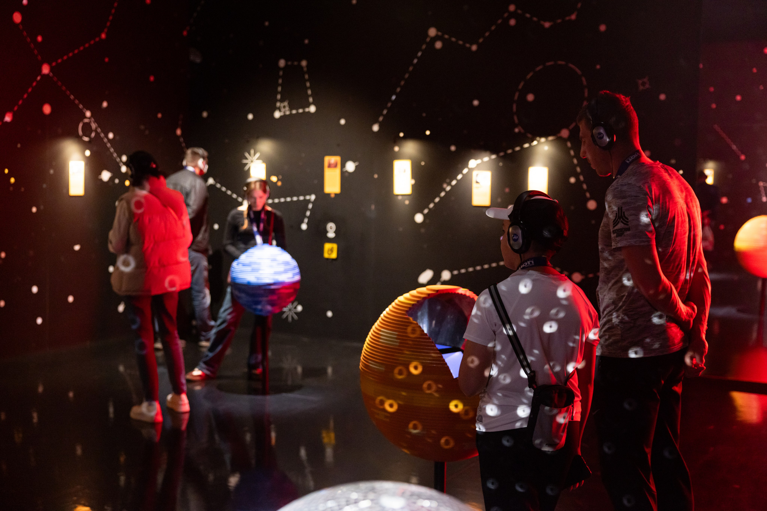 Выставка-байопик «Виктор Цой. Легенда» (10 октября 2025). Репортажный фотограф Алексей Пирязев