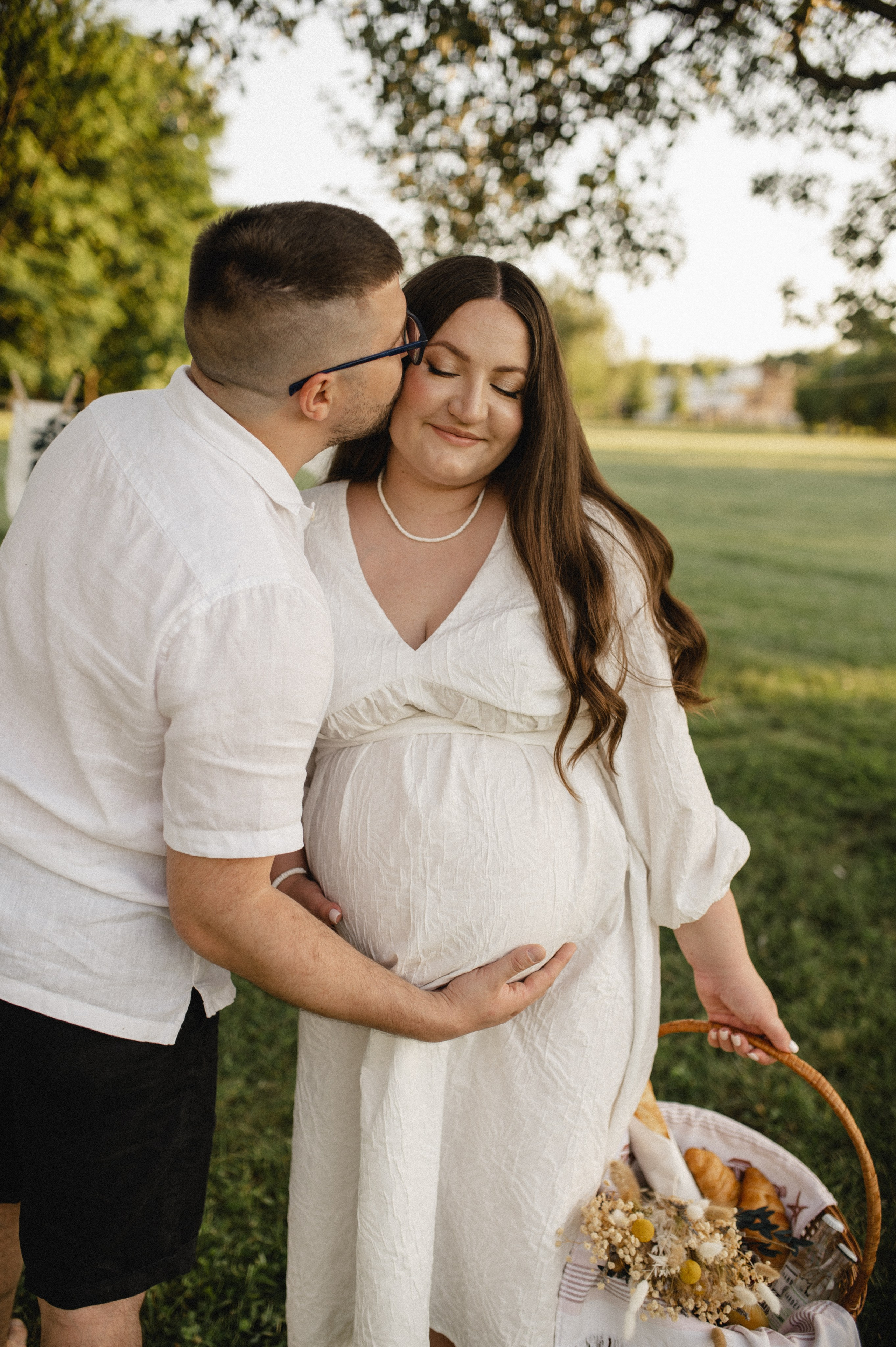 Фотосессия беременности на природе в парке Москвы. Семейная фотосессия Бутово Москва фотограф Алина Морщагина