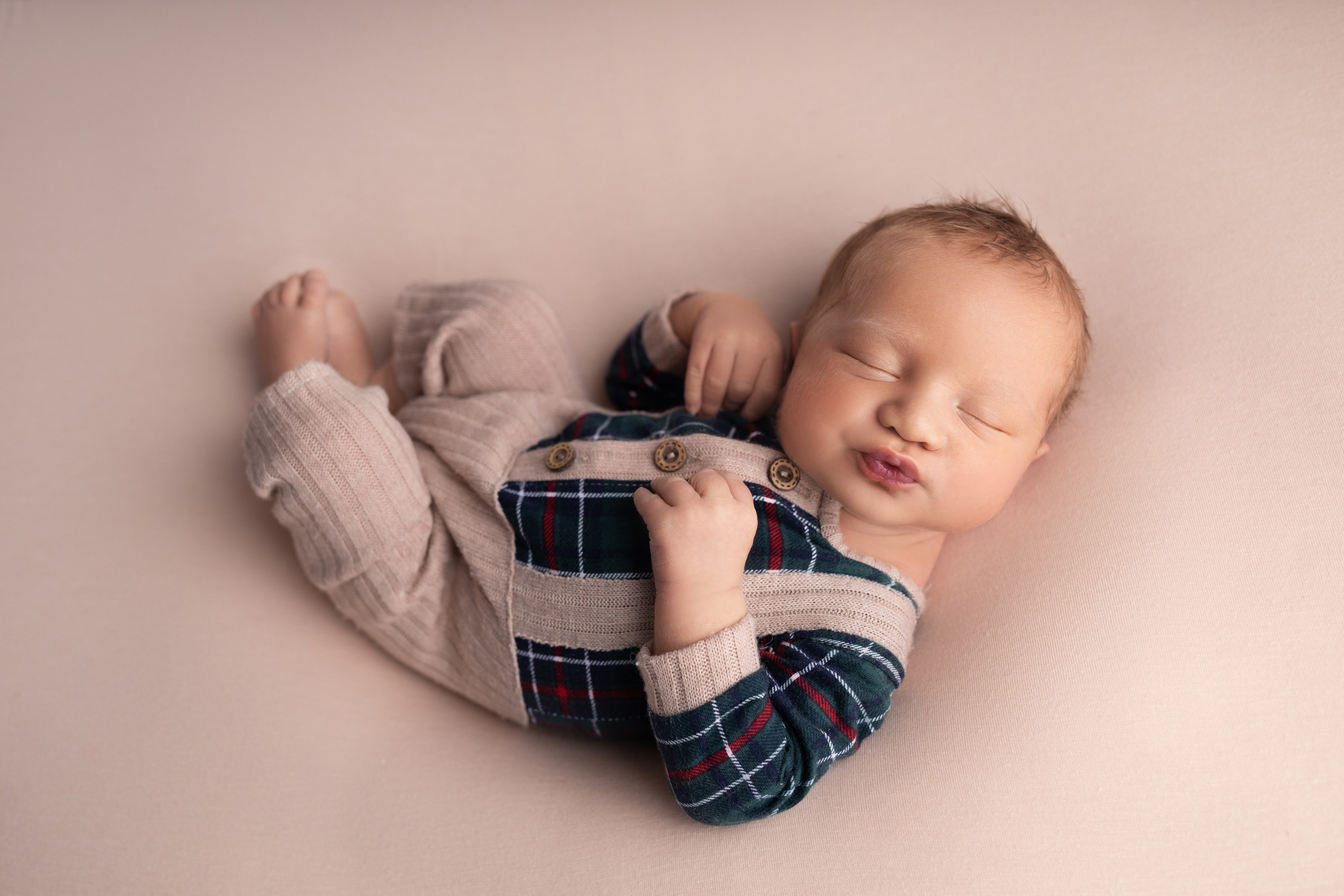 Классическая фотосессия малыша. Фотограф новорожденных малышей в Омске и Омской области Эльвира Камаева