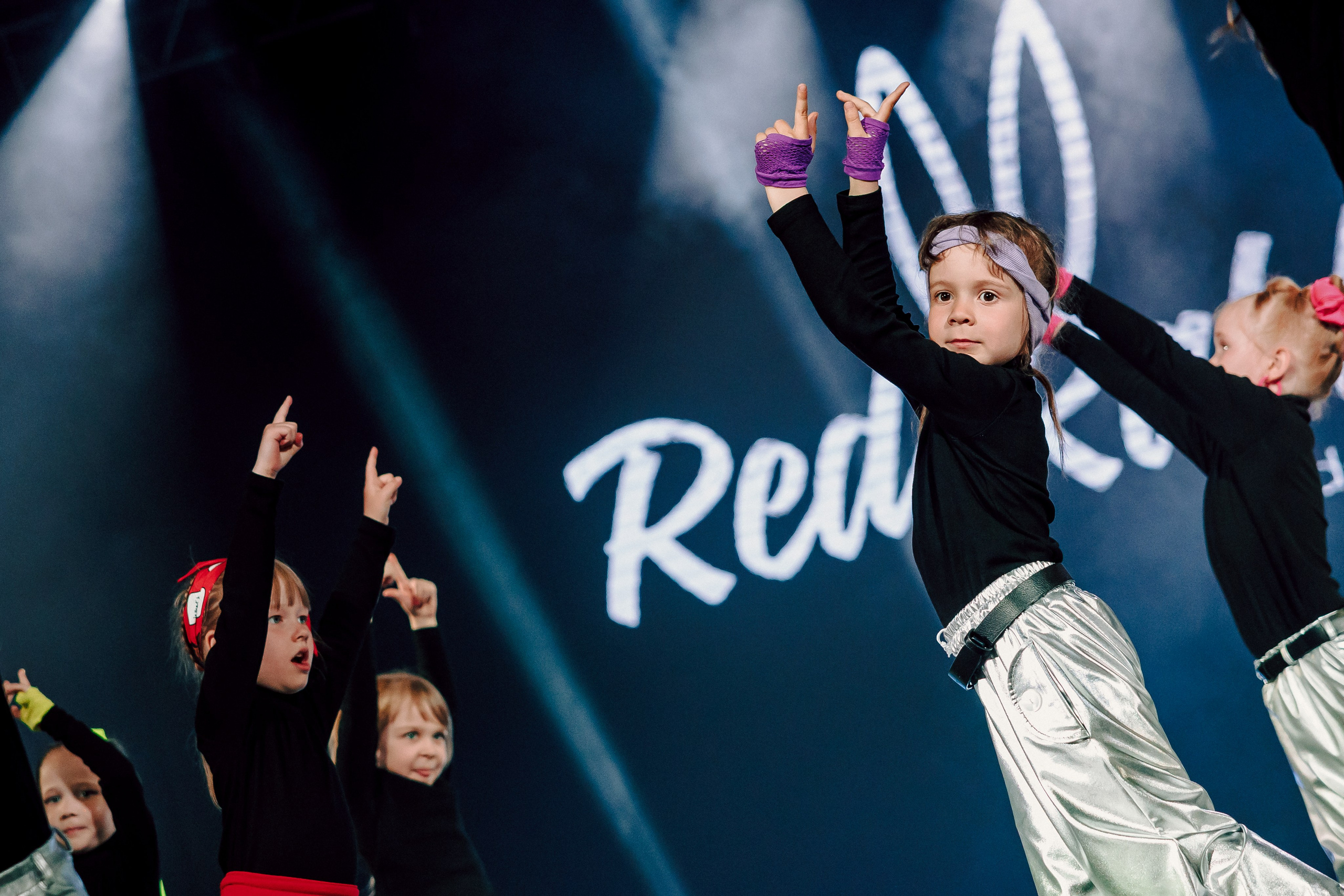 Отчётный концерт танцевальной школы «Red Rabbits» 2025. Лёшка Варзегов — фотограф