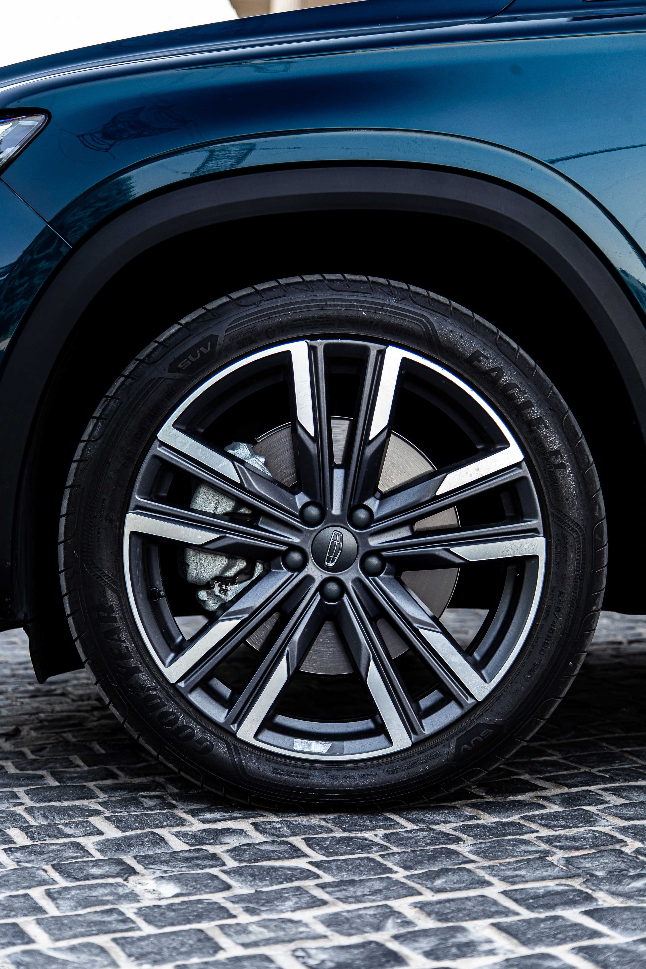 GEELY MONJARO. Рекламный и портретный фотограф в Алматы — Серекпаев Танирхан