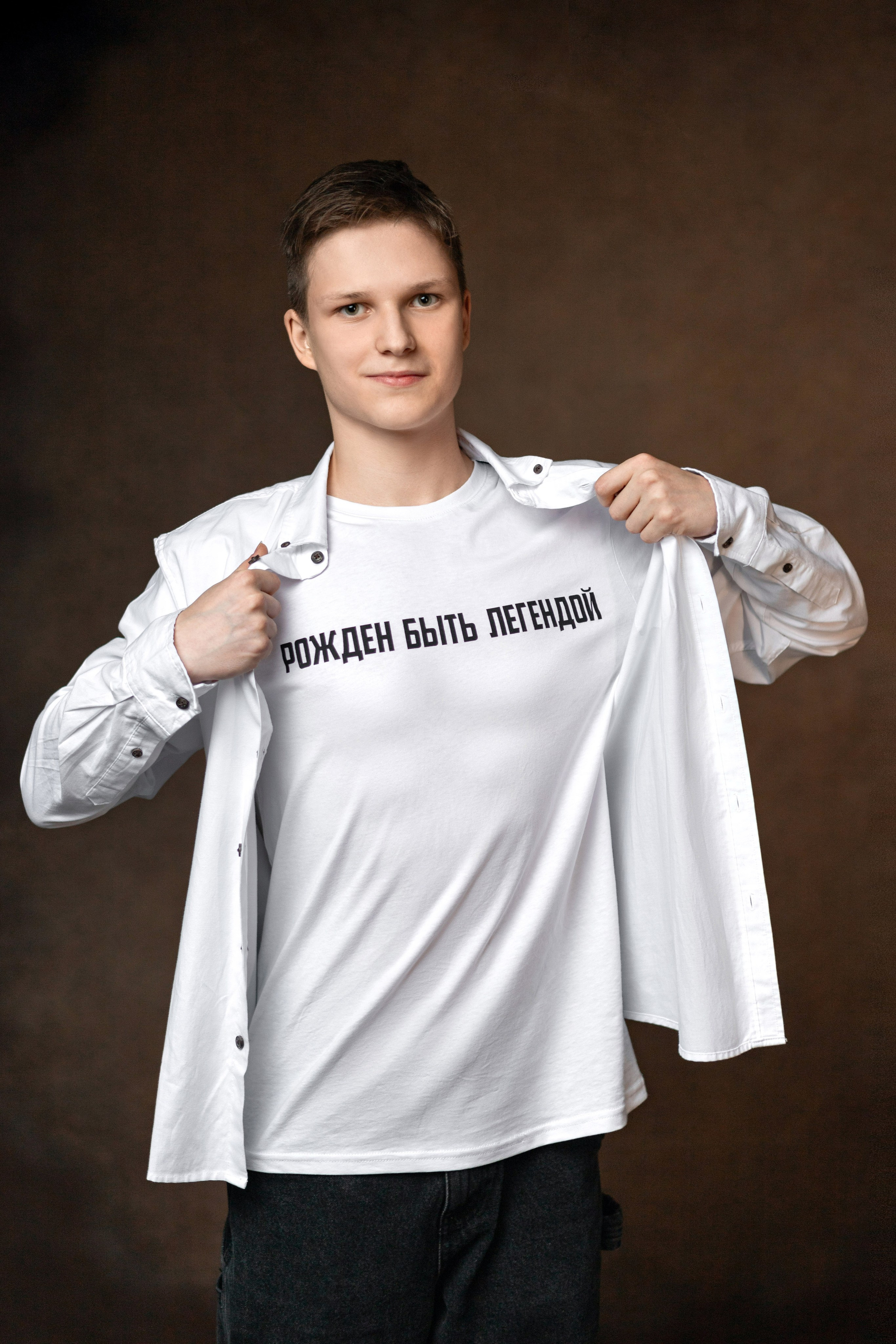 Портрет на коричневом холсте. Правильный Выпускной Альбом